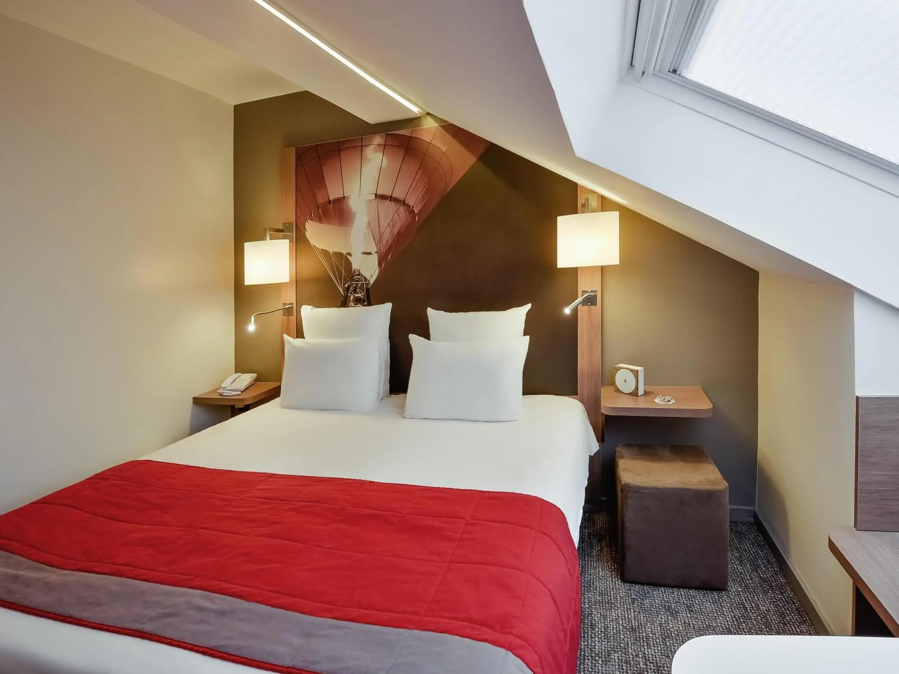 Superior Room with One Double Bed and One Single Bed - Balcony in Mercure Vienne Sud Chanas Superior Room with One Double Bed and One Single Bed - Balcony in Mercure Vienne Sud Chanas