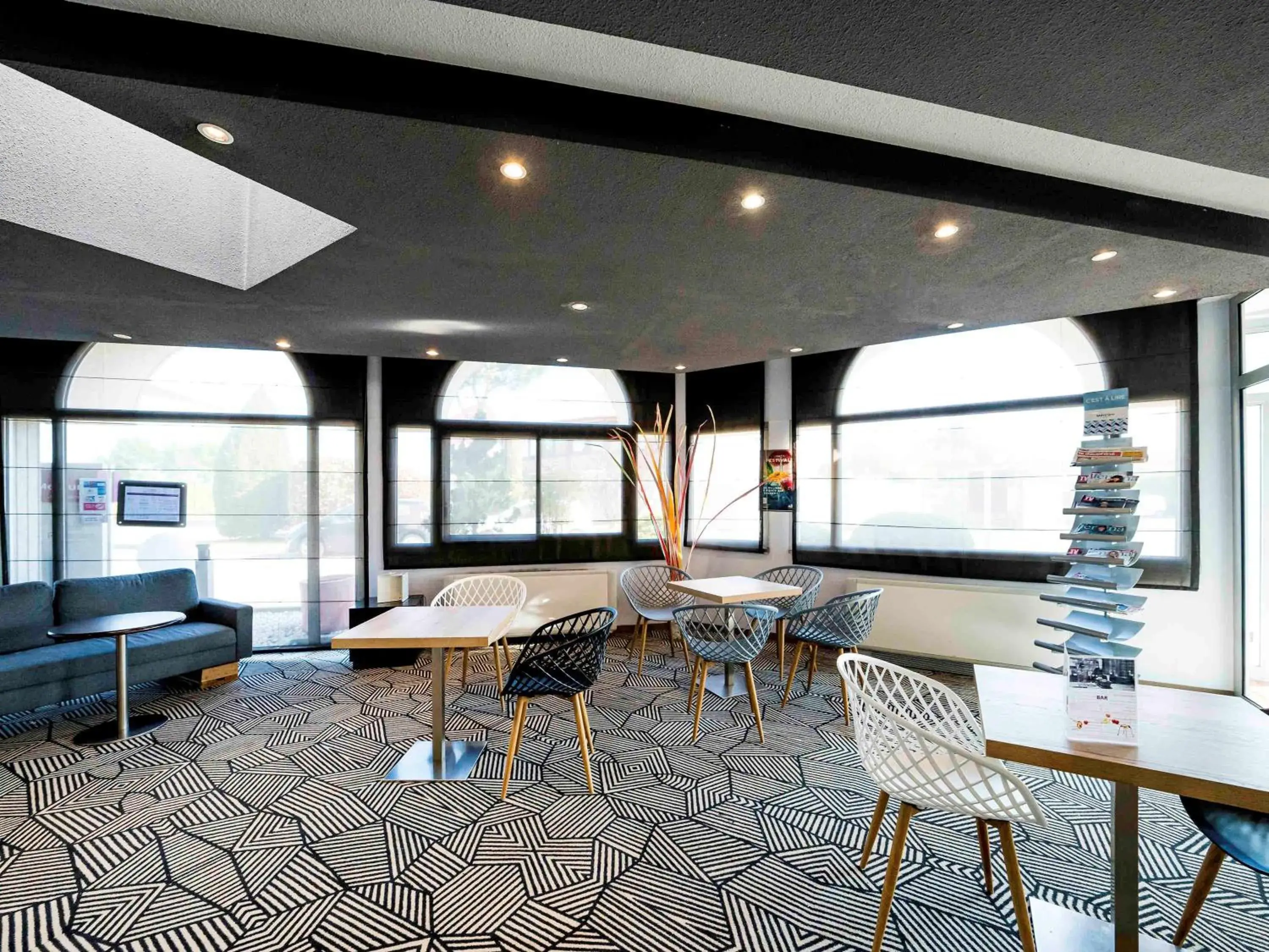 Lounge or bar in Mercure Vienne Sud Chanas Lounge or bar in Mercure Vienne Sud Chanas