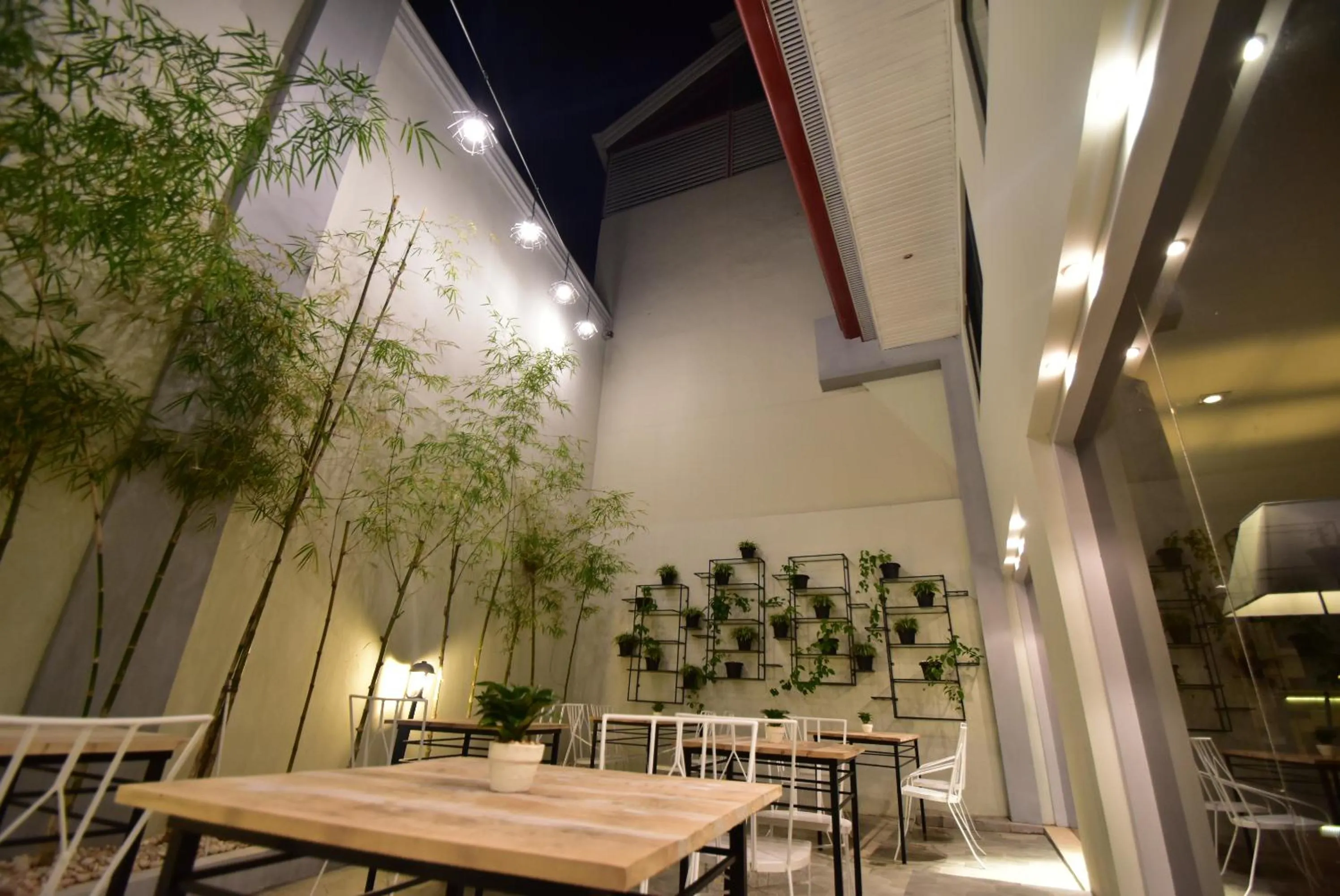 Restaurant/places to eat in Almont City Hotel