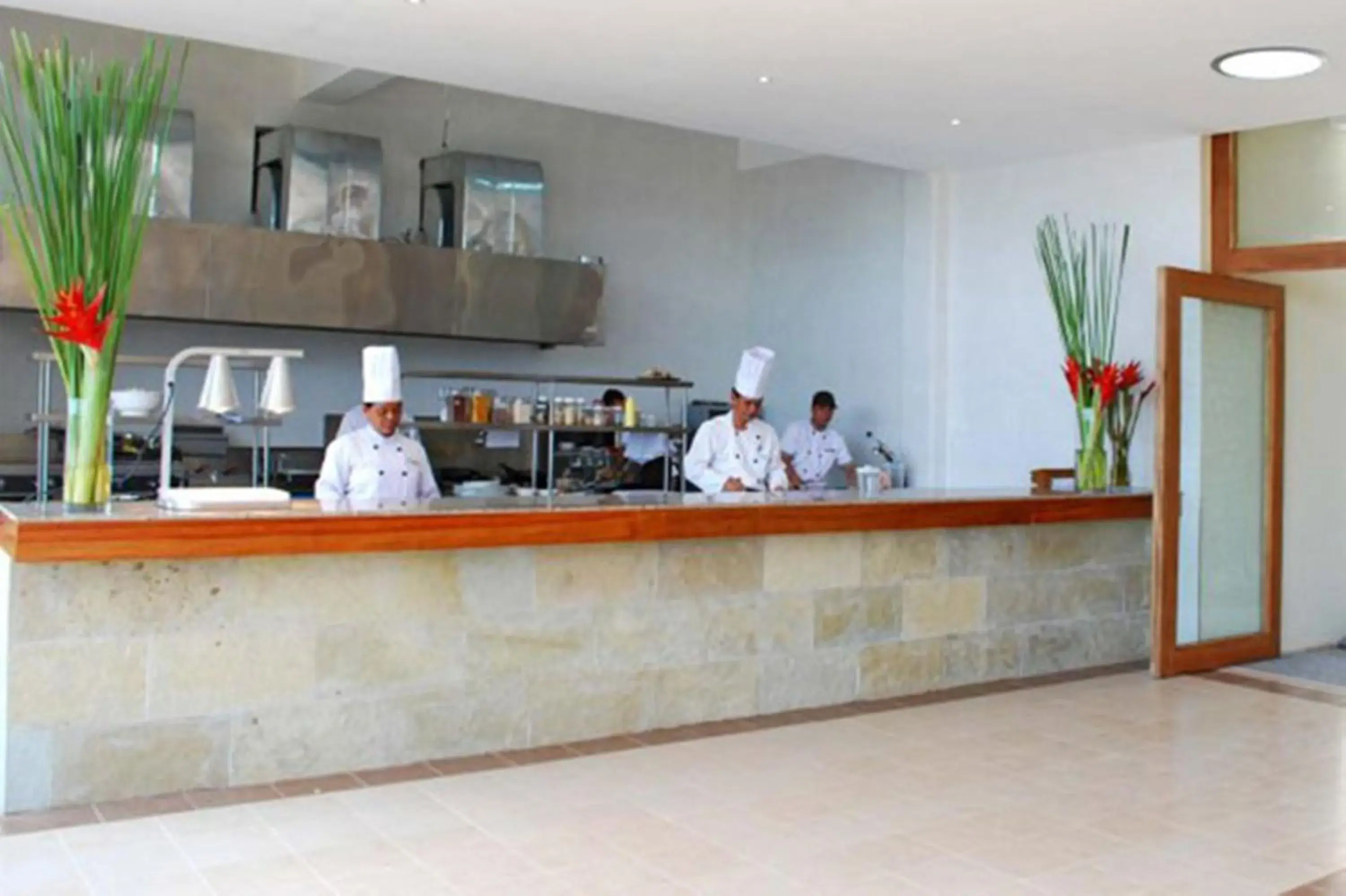 Restaurant/places to eat in Almont Beach Resort Restaurant/places to eat in Almont Beach Resort