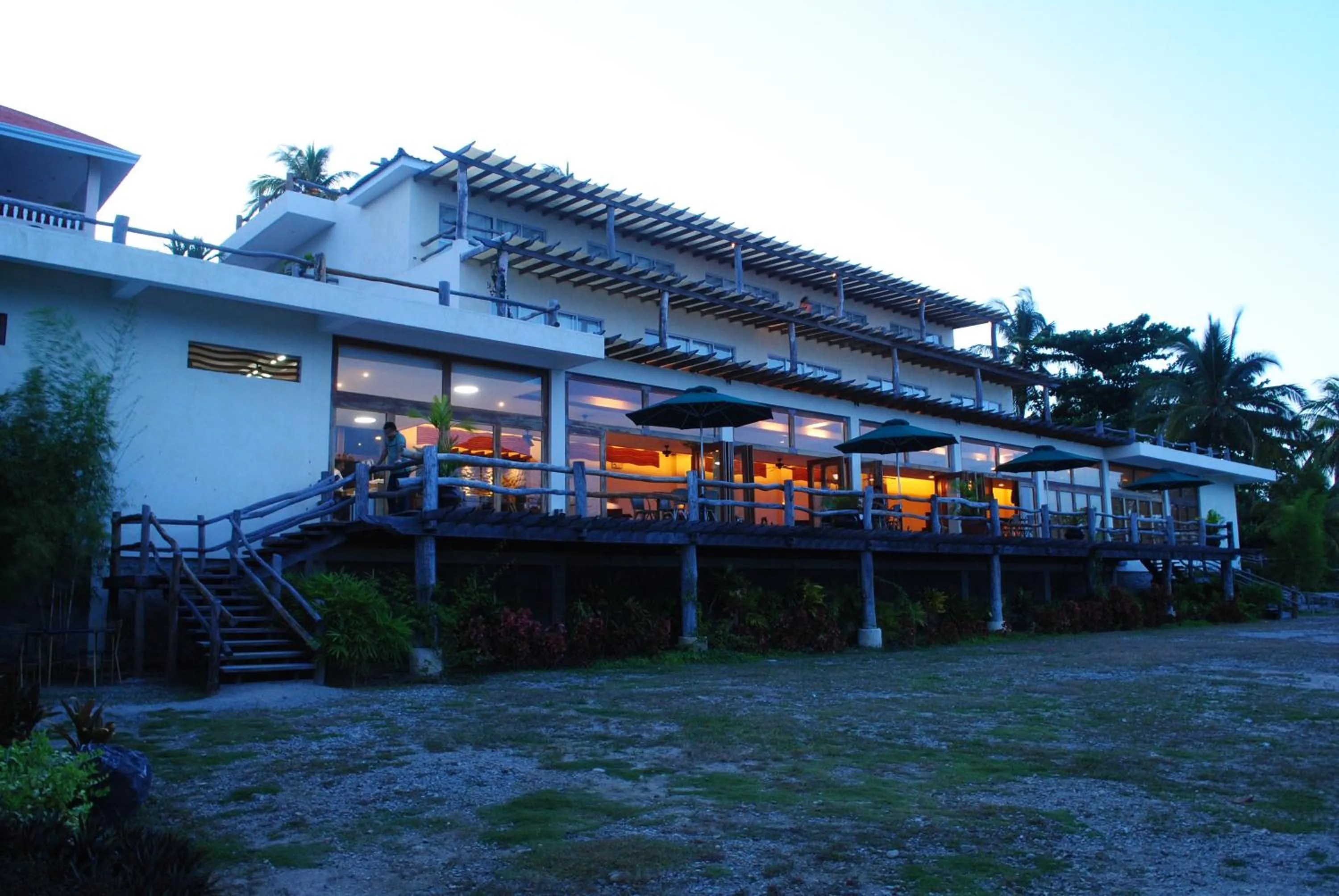 Restaurant/places to eat in Almont Beach Resort
