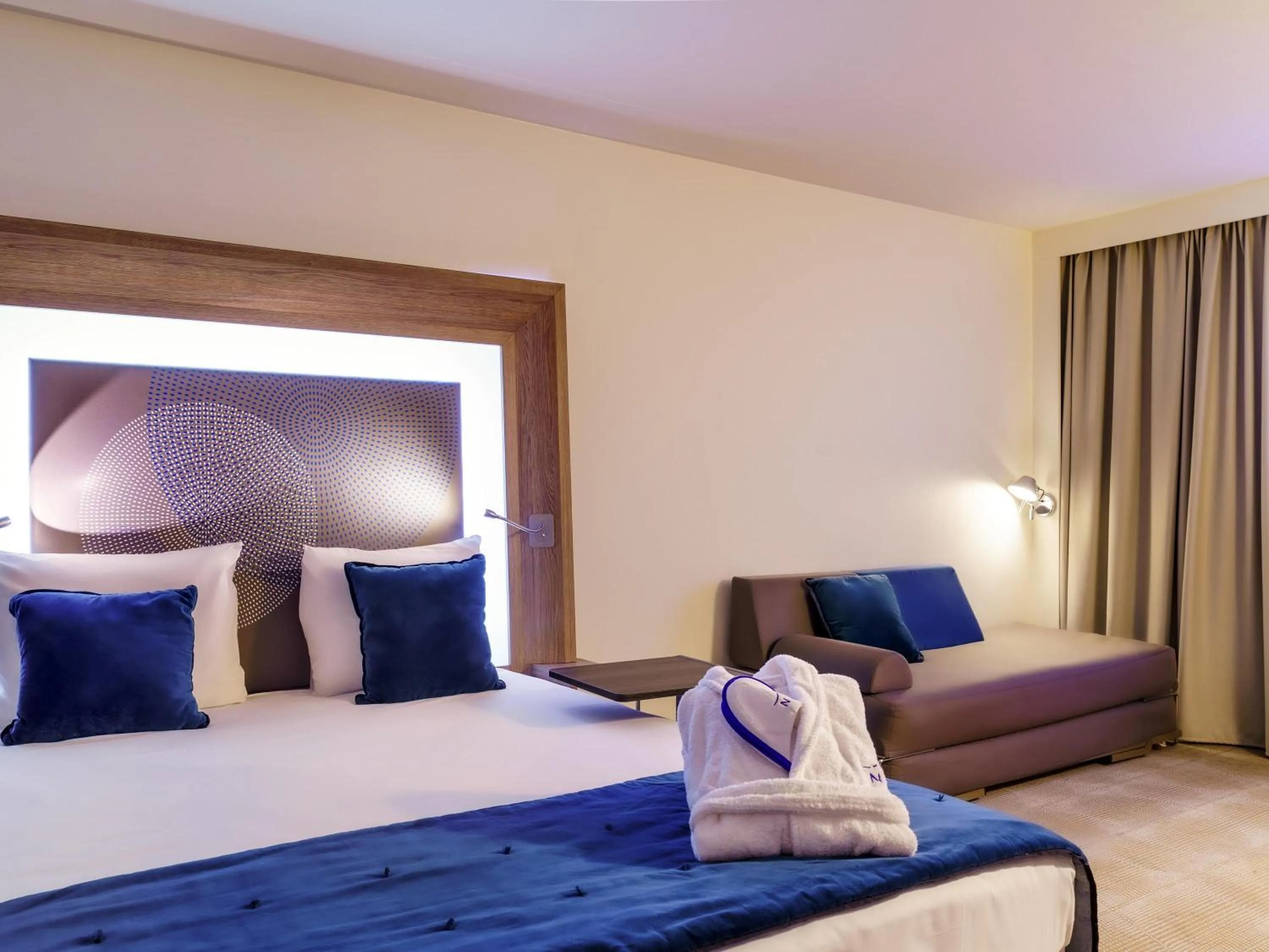 Bedroom, Bed in Novotel Avignon Nord