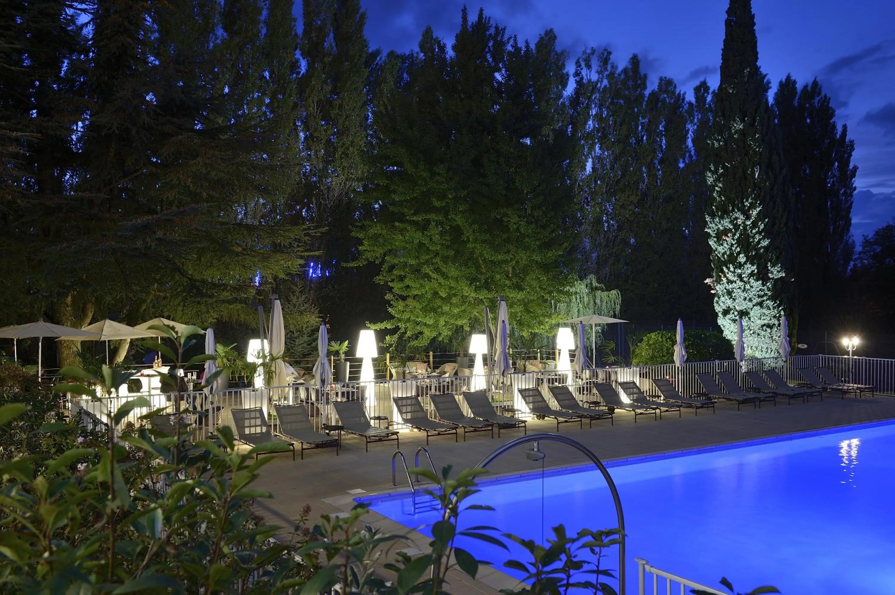 Swimming pool in Novotel Avignon Nord
