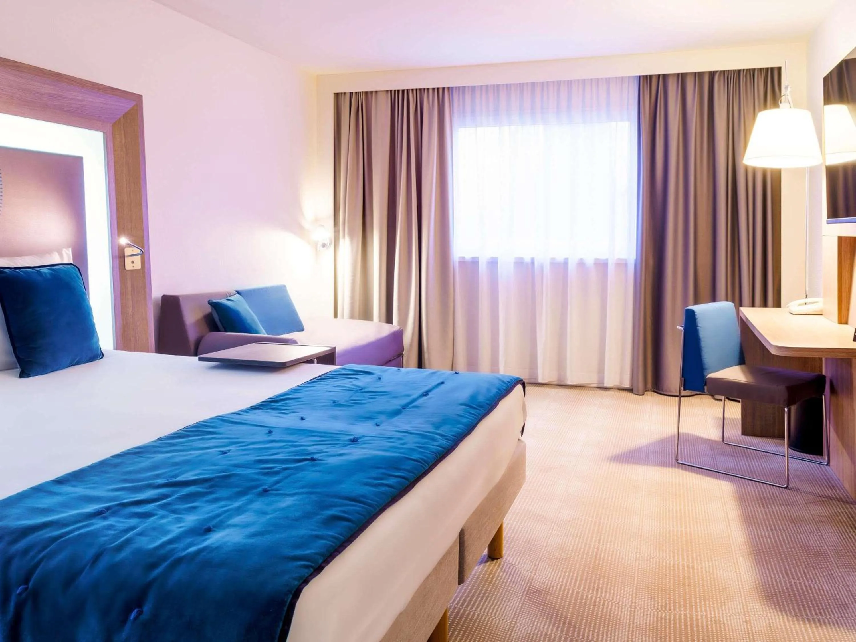 Property building, Bed in Novotel Avignon Nord
