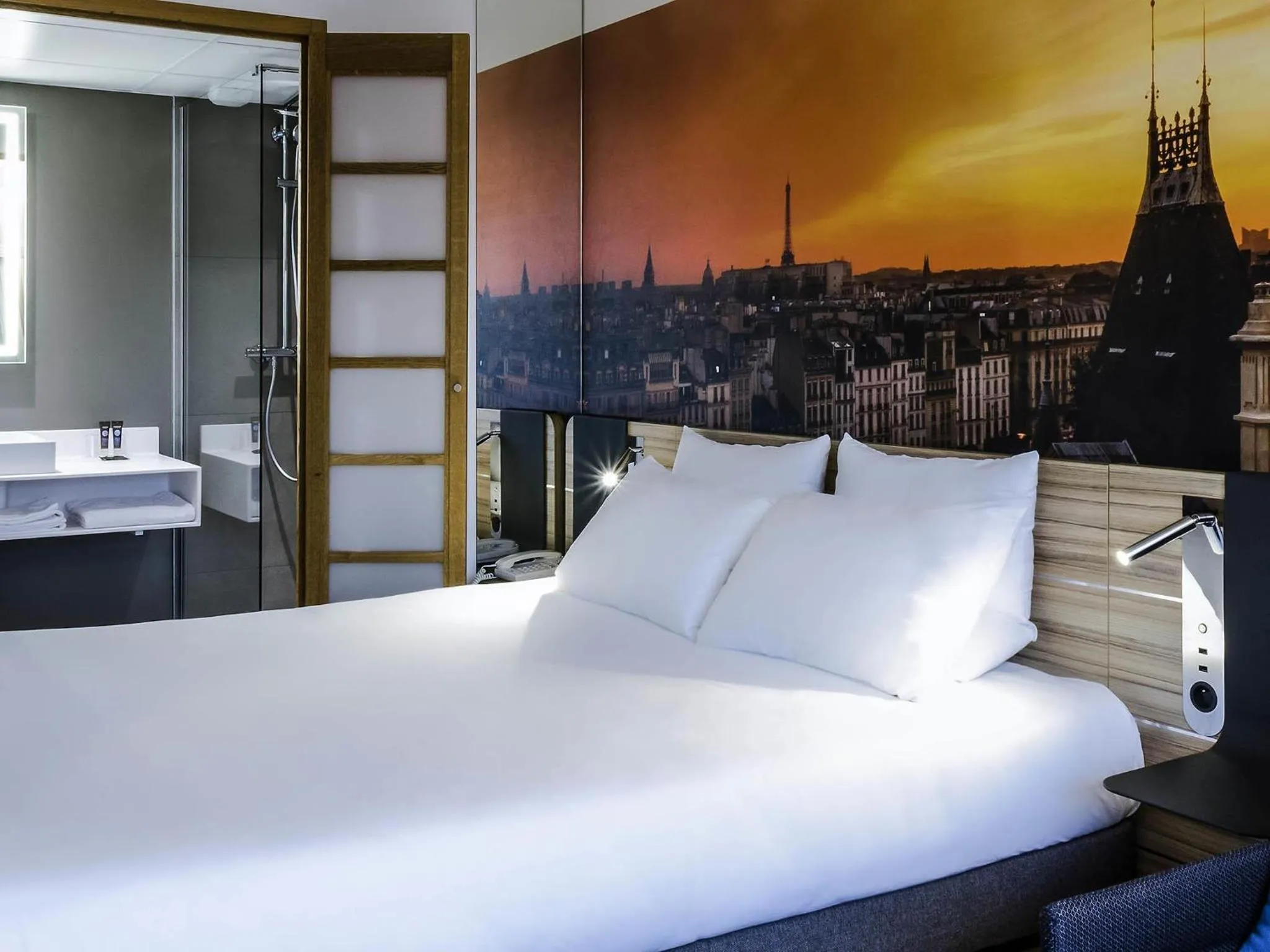 Bedroom, Bed in Novotel Paris 14 Porte d'Orléans