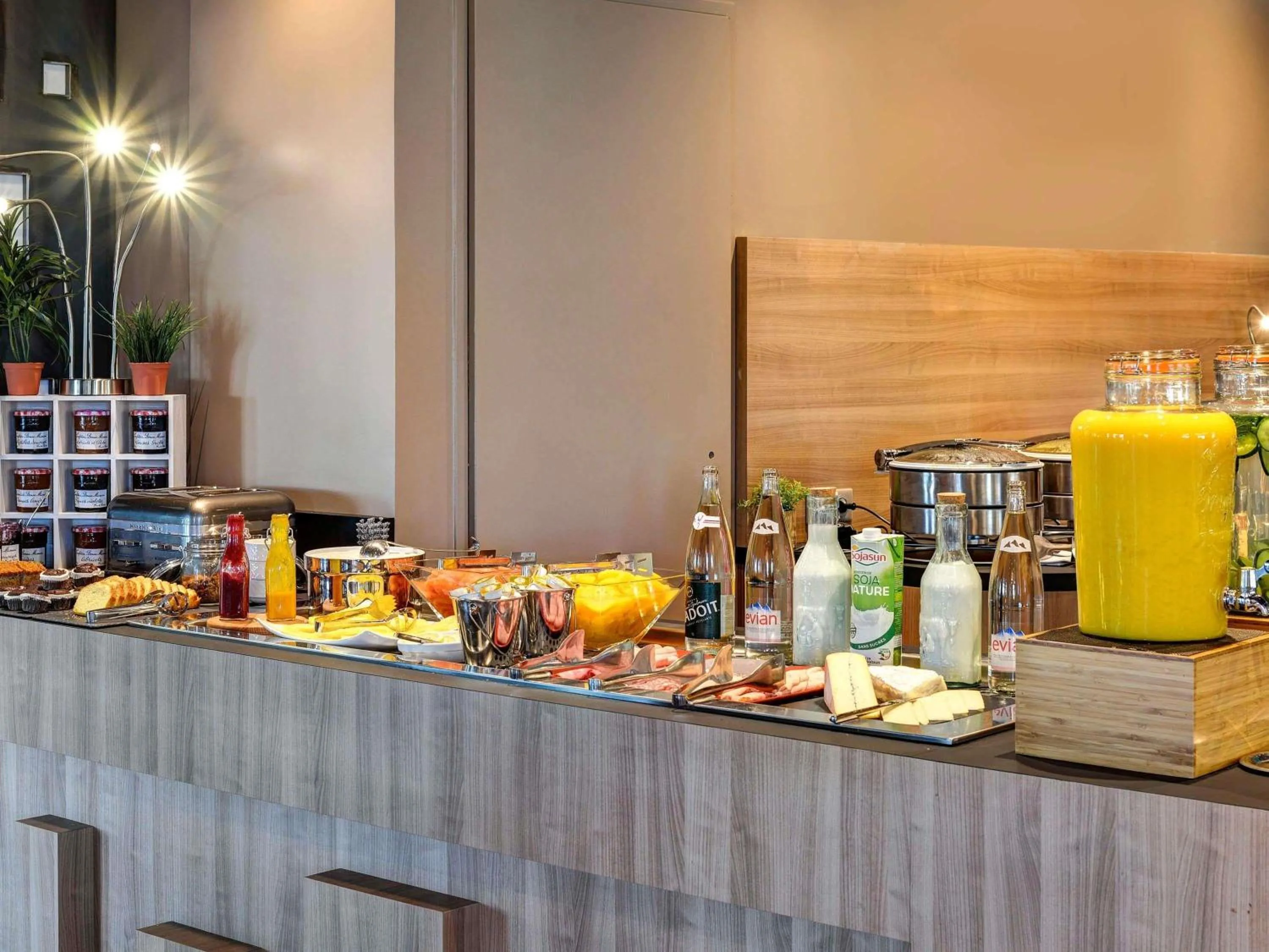 Restaurant/places to eat in Novotel Paris 14 Porte d'Orléans