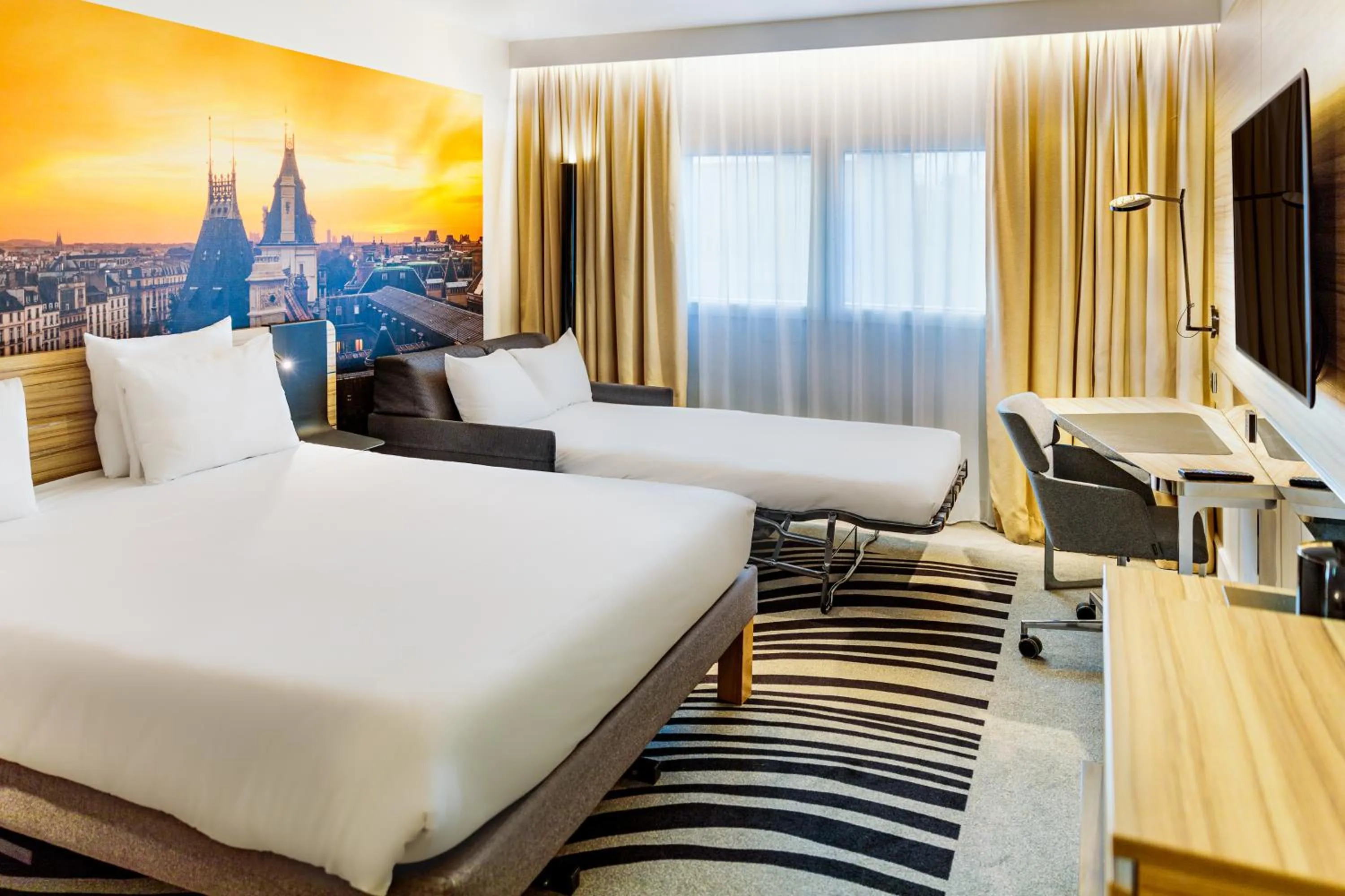 Bed in Novotel Paris 14 Porte d'Orléans