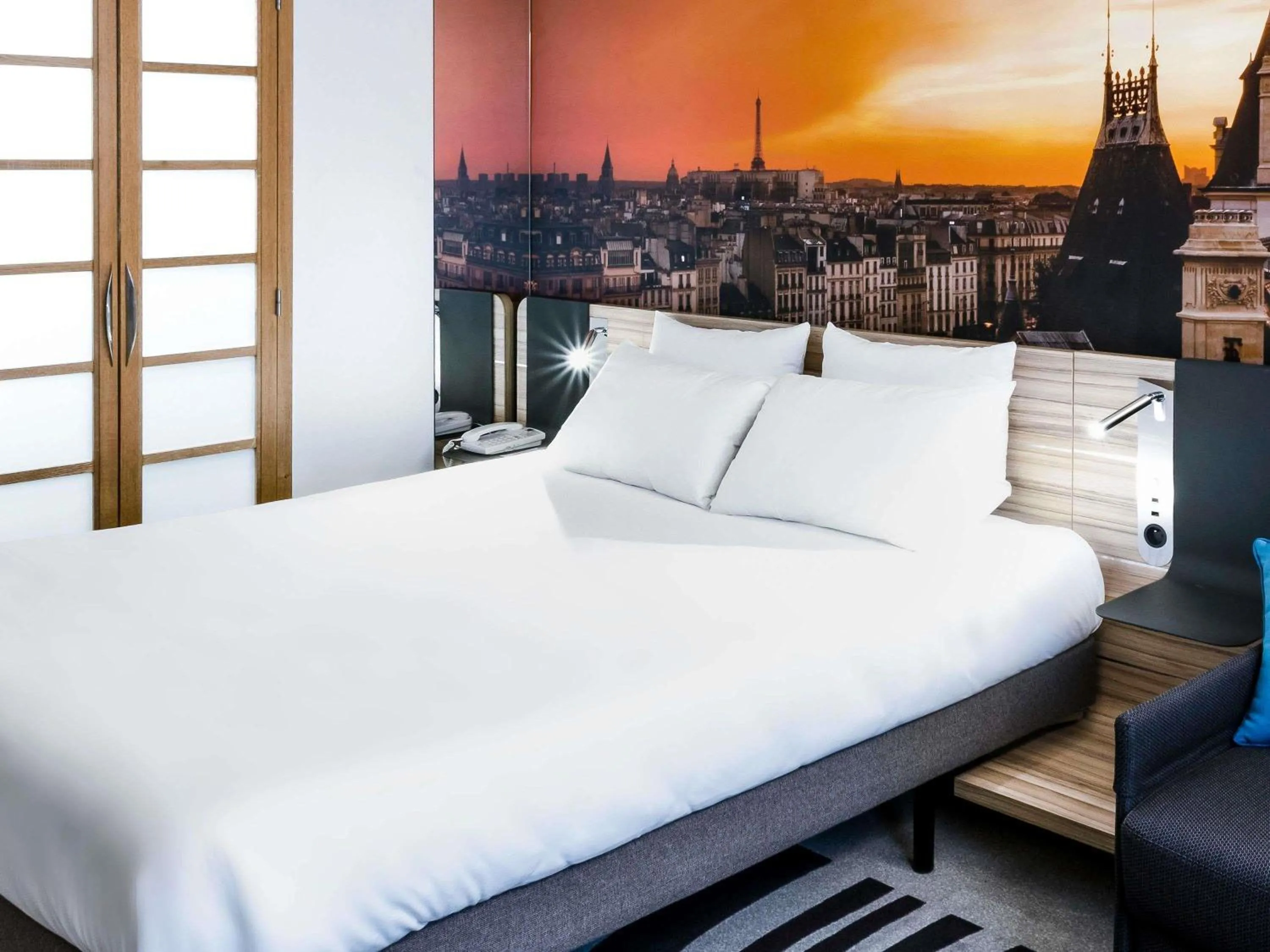 Bedroom, Bed in Novotel Paris 14 Porte d'Orléans