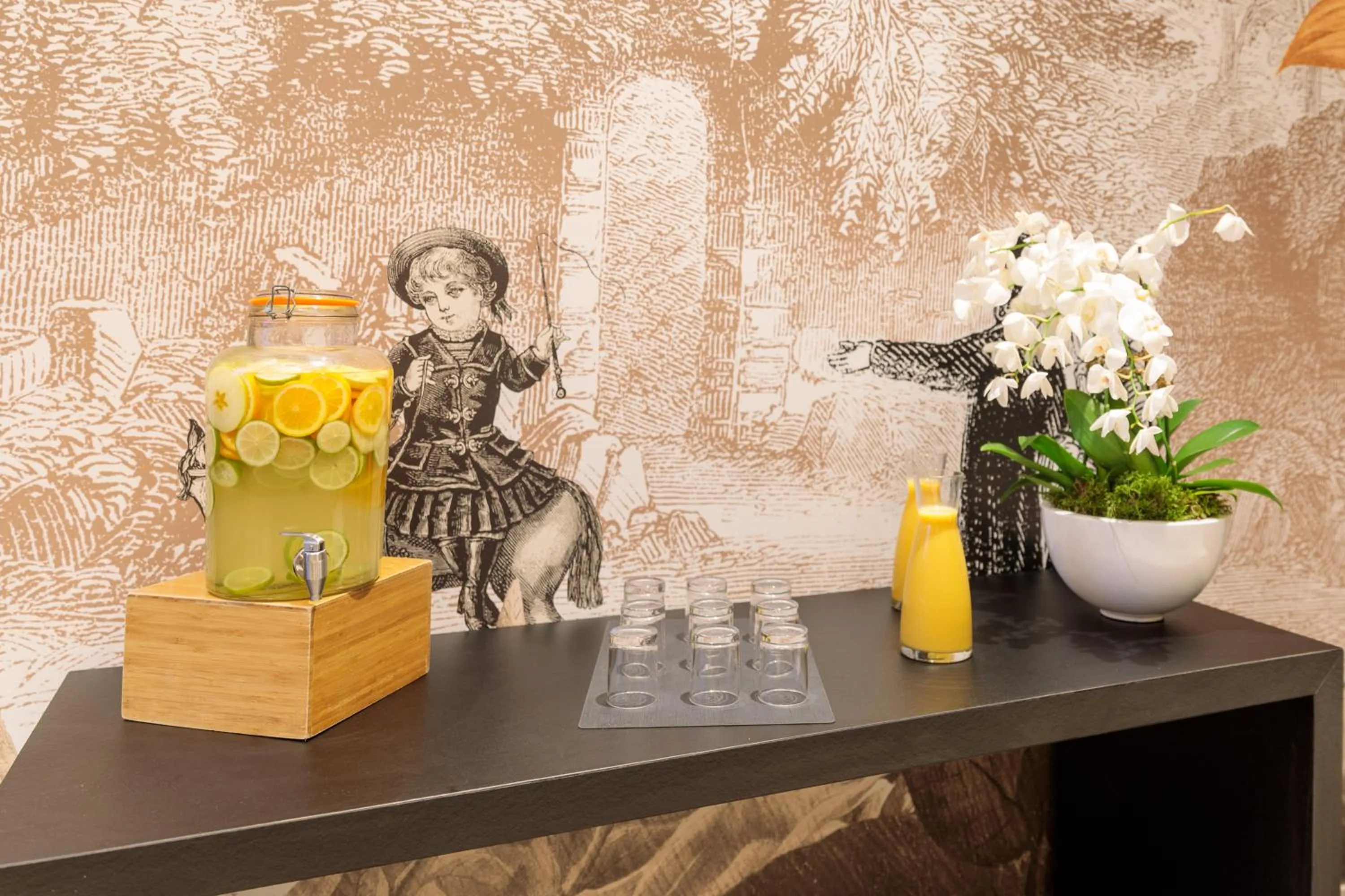 Restaurant/places to eat in Novotel Paris 14 Porte d'Orléans