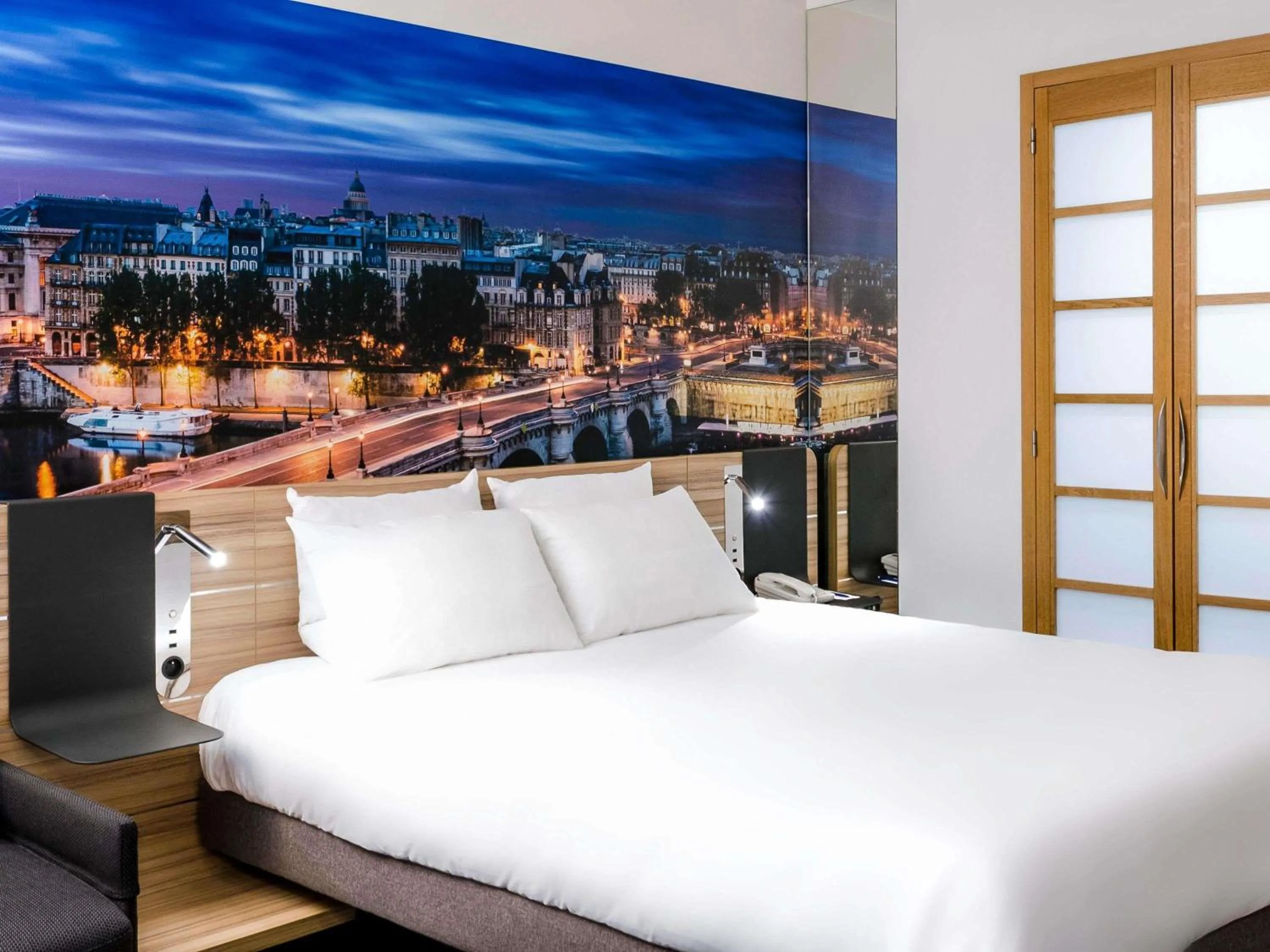 Bedroom, Bed in Novotel Paris 14 Porte d'Orléans