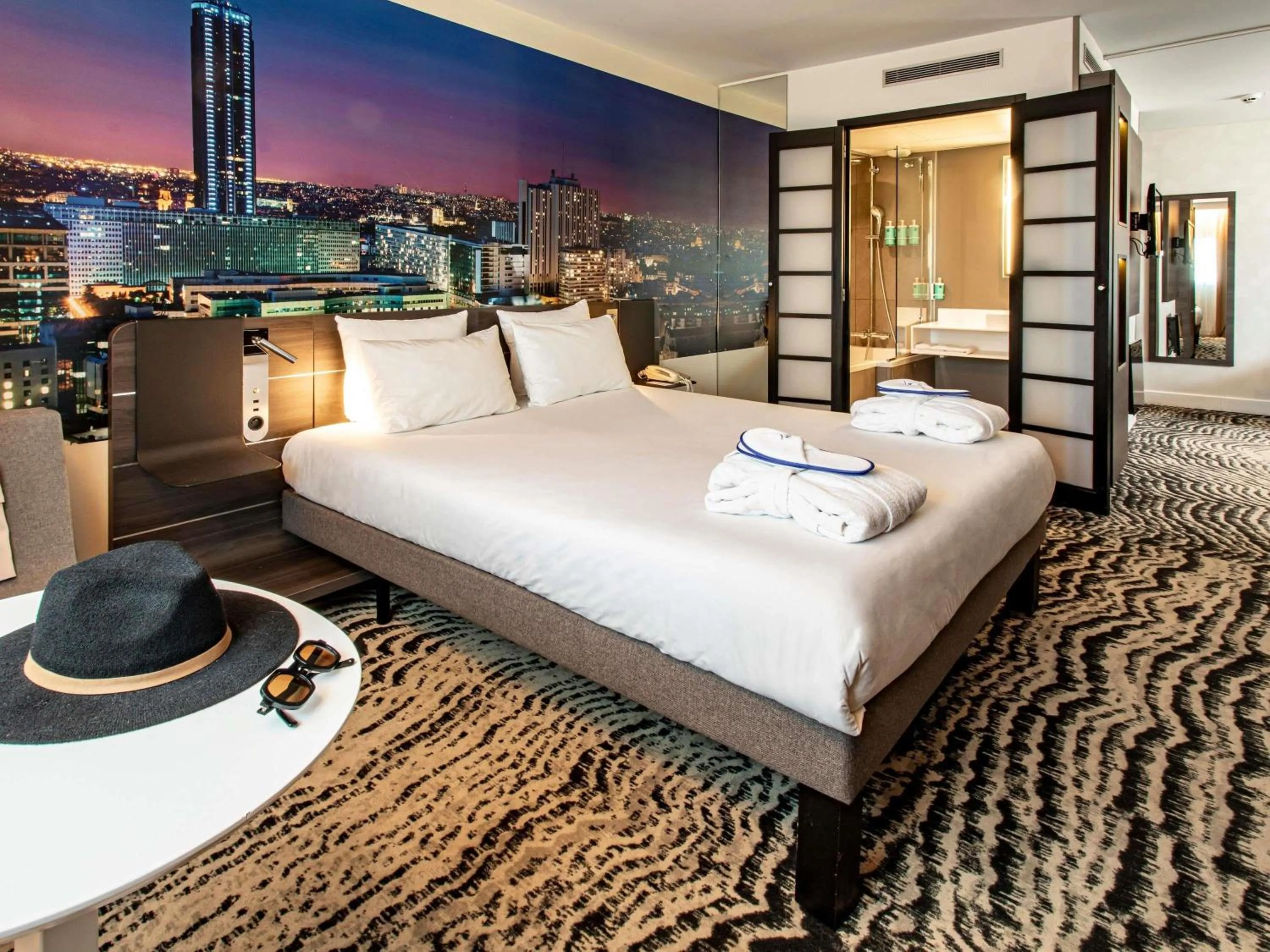 Property building, Bed in Novotel Paris 14 Porte d'Orléans