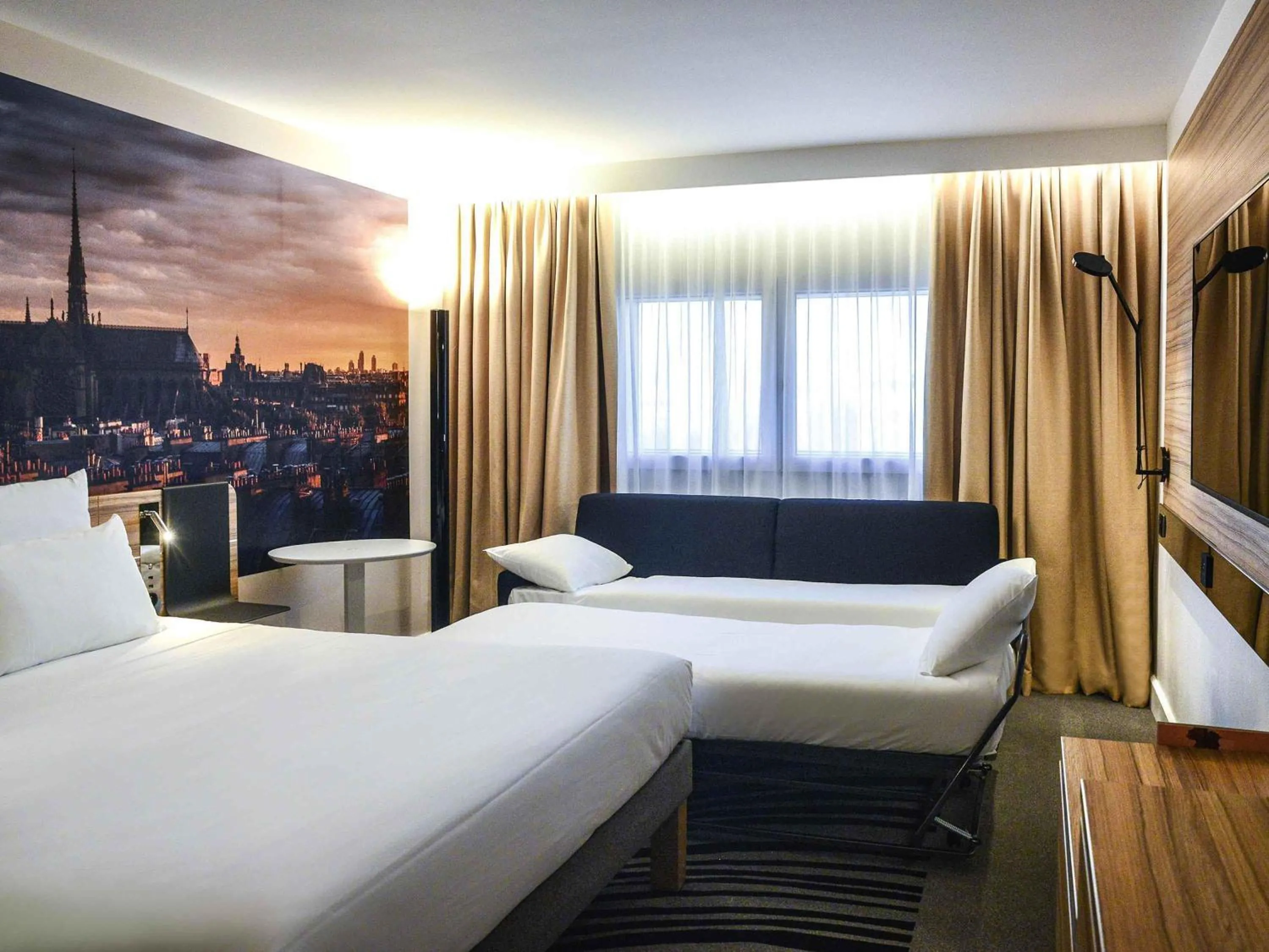 Bedroom, Bed in Novotel Paris 14 Porte d'Orléans
