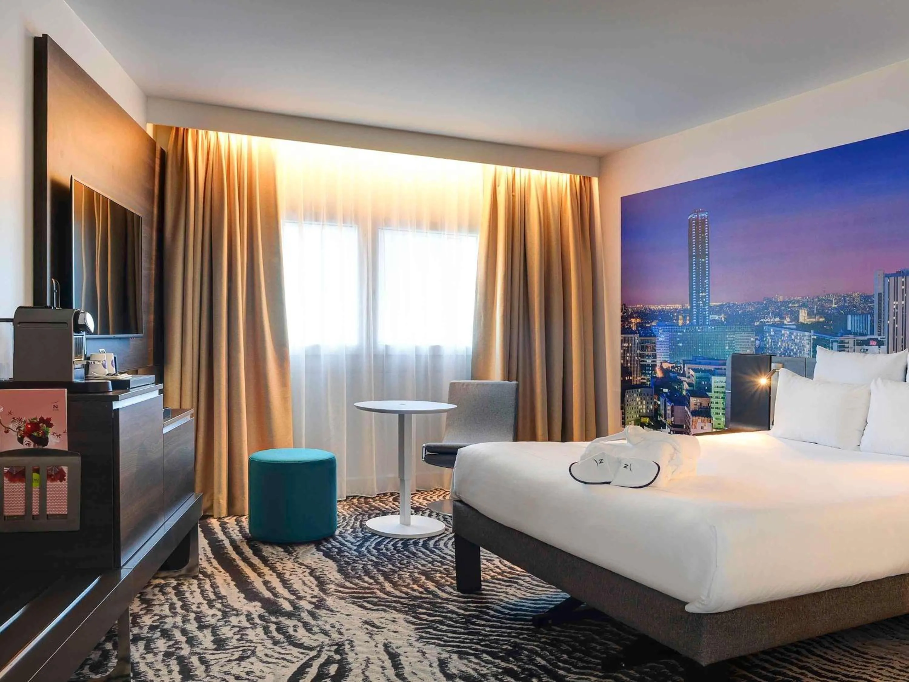 Bedroom, Bed in Novotel Paris 14 Porte d'Orléans