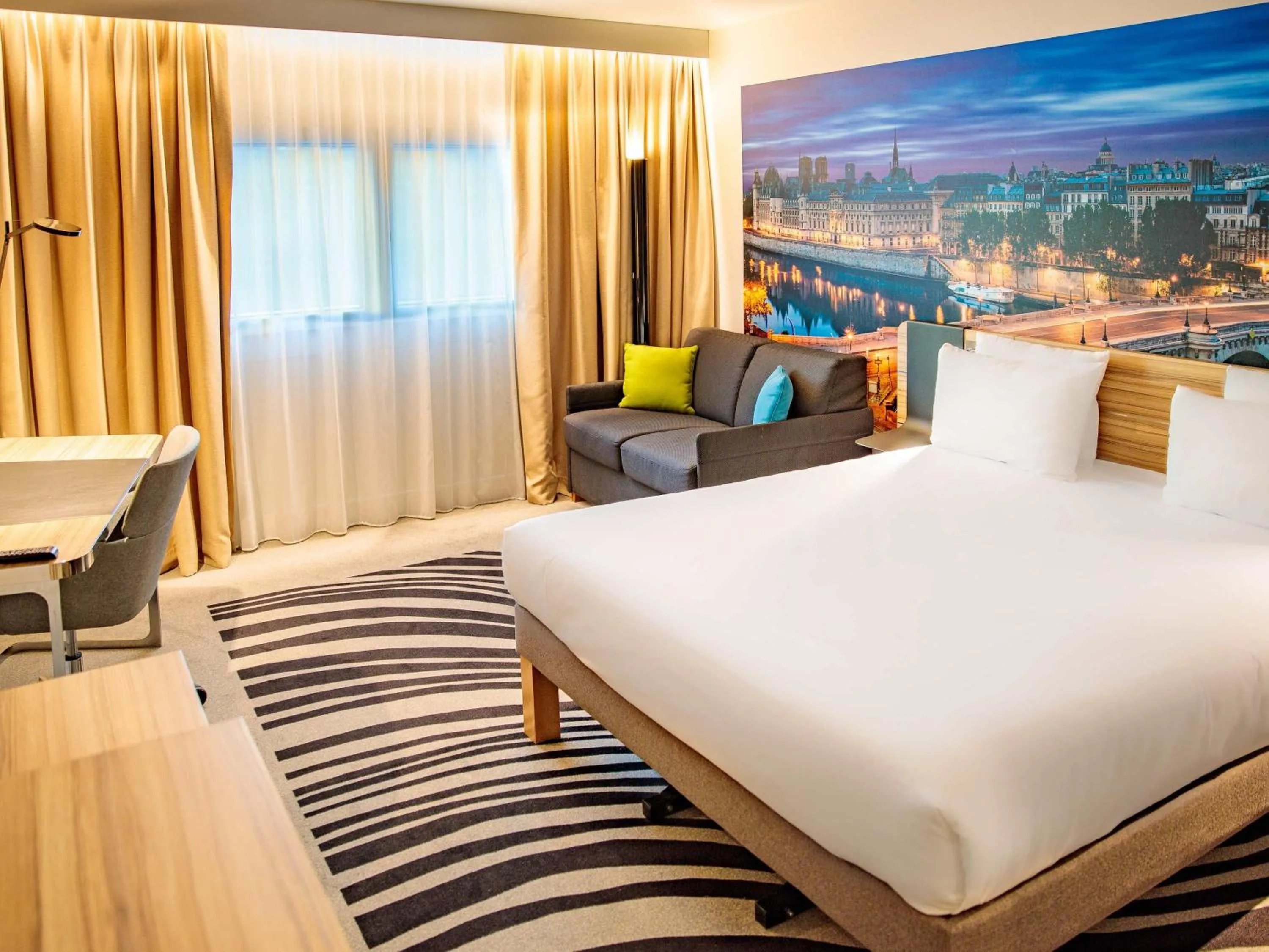 Bedroom, Bed in Novotel Paris 14 Porte d'Orléans