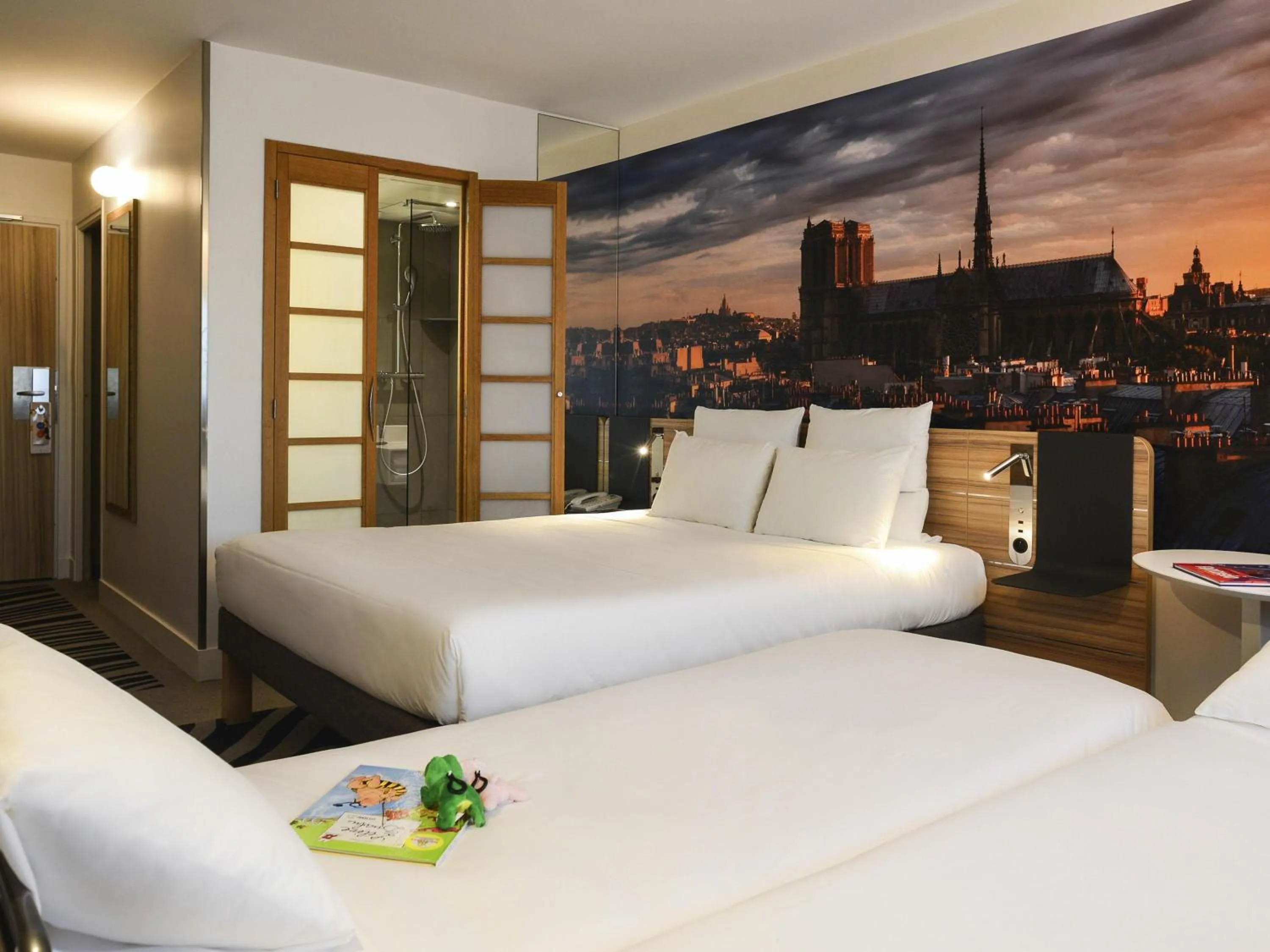 Bedroom, Bed in Novotel Paris 14 Porte d'Orléans