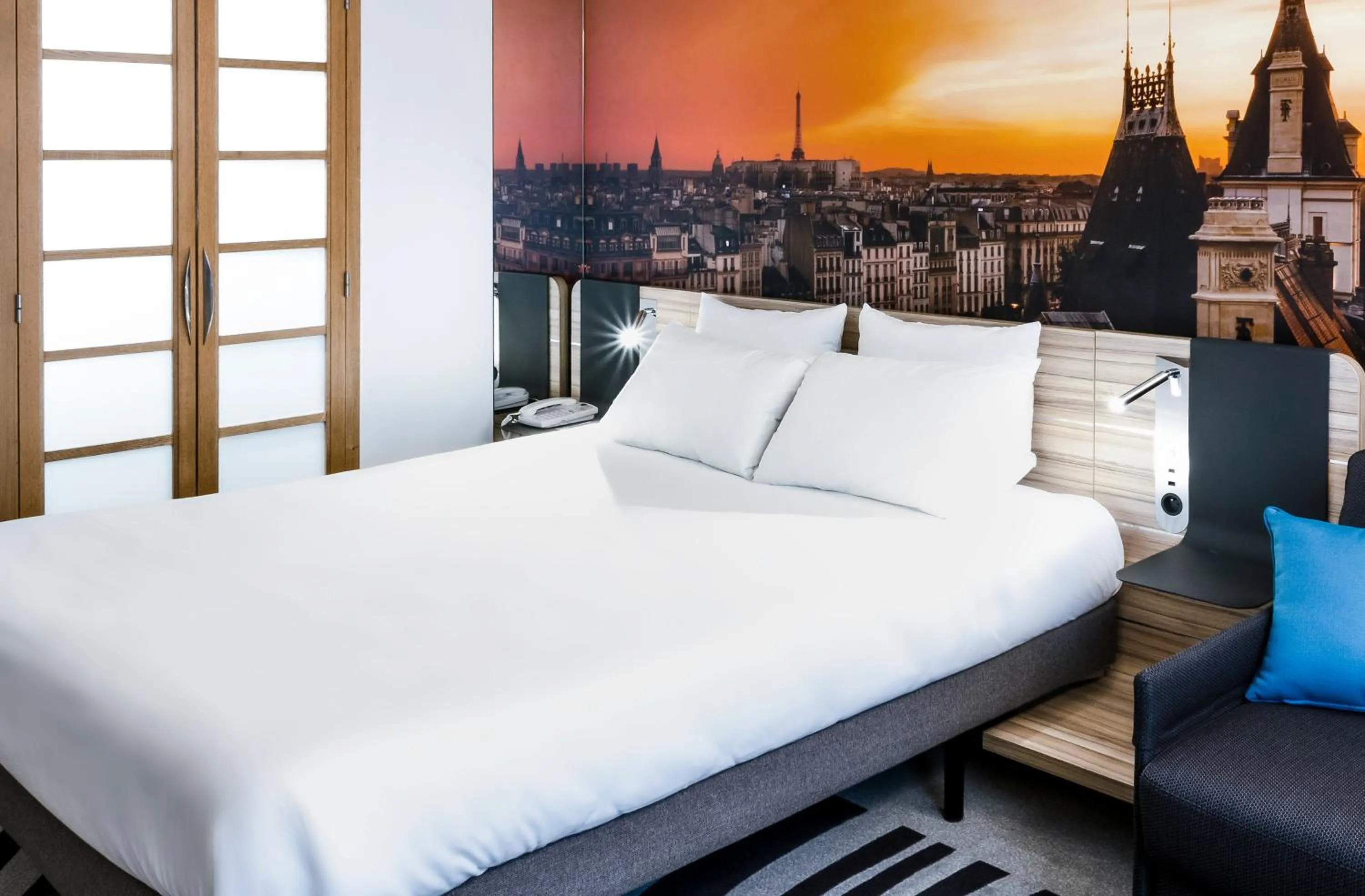 Bed in Novotel Paris 14 Porte d'Orléans