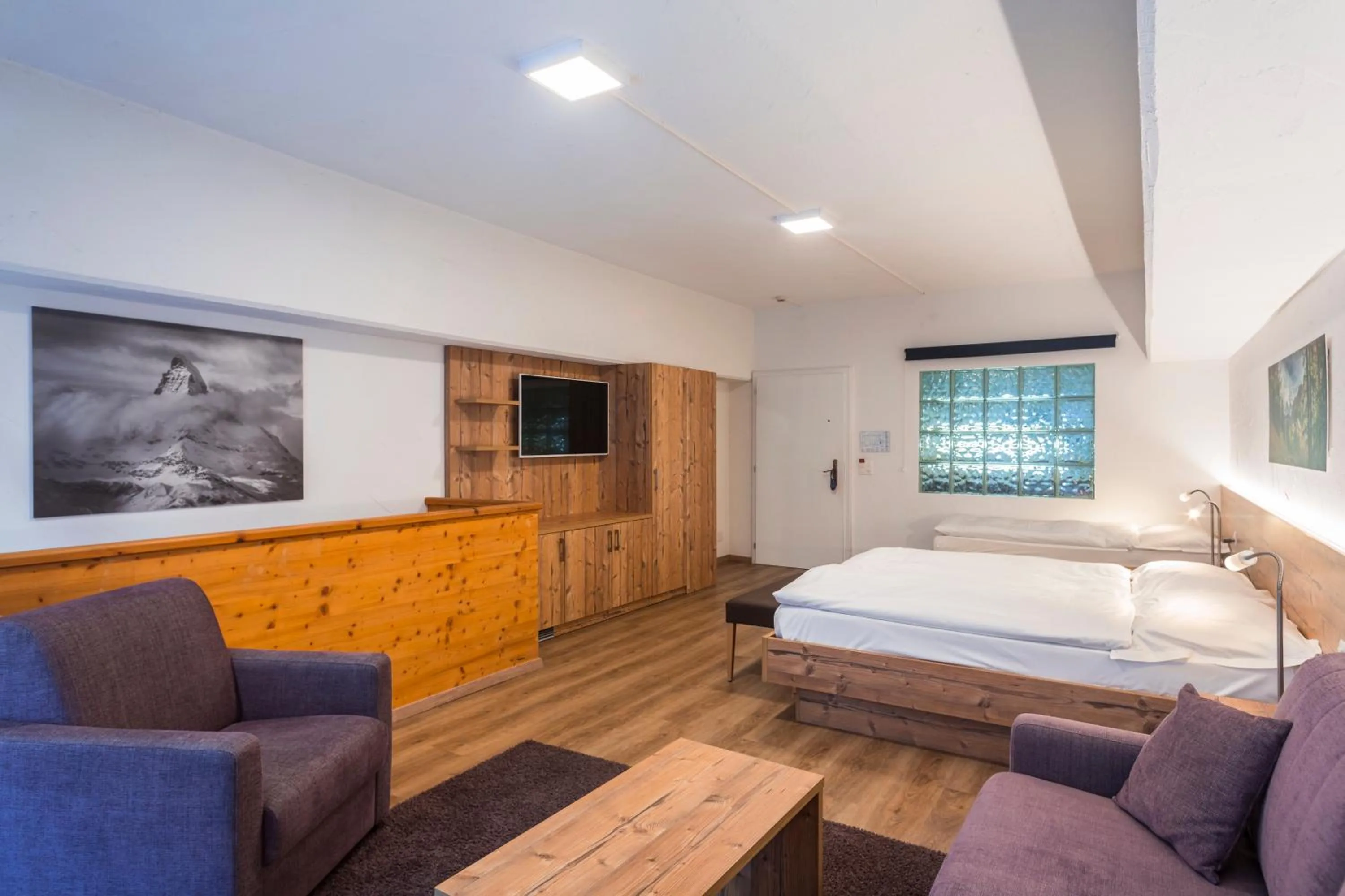 Photo of the whole room, Bed in Zermatt Budget Rooms