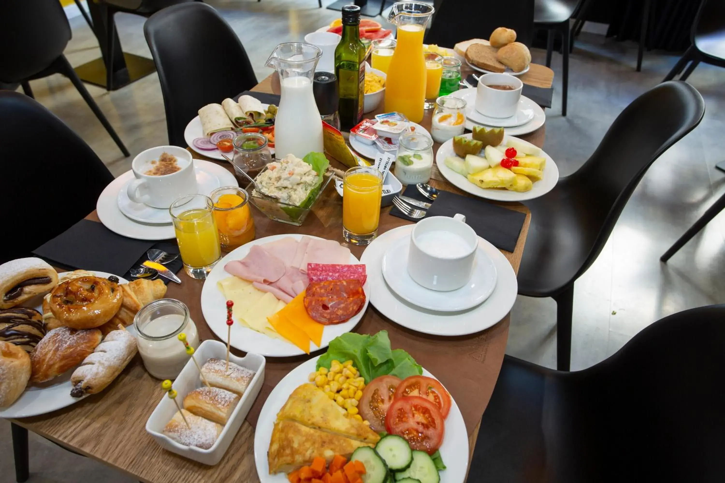 Buffet breakfast in Casual del Cine Valencia Buffet breakfast in Casual del Cine Valencia