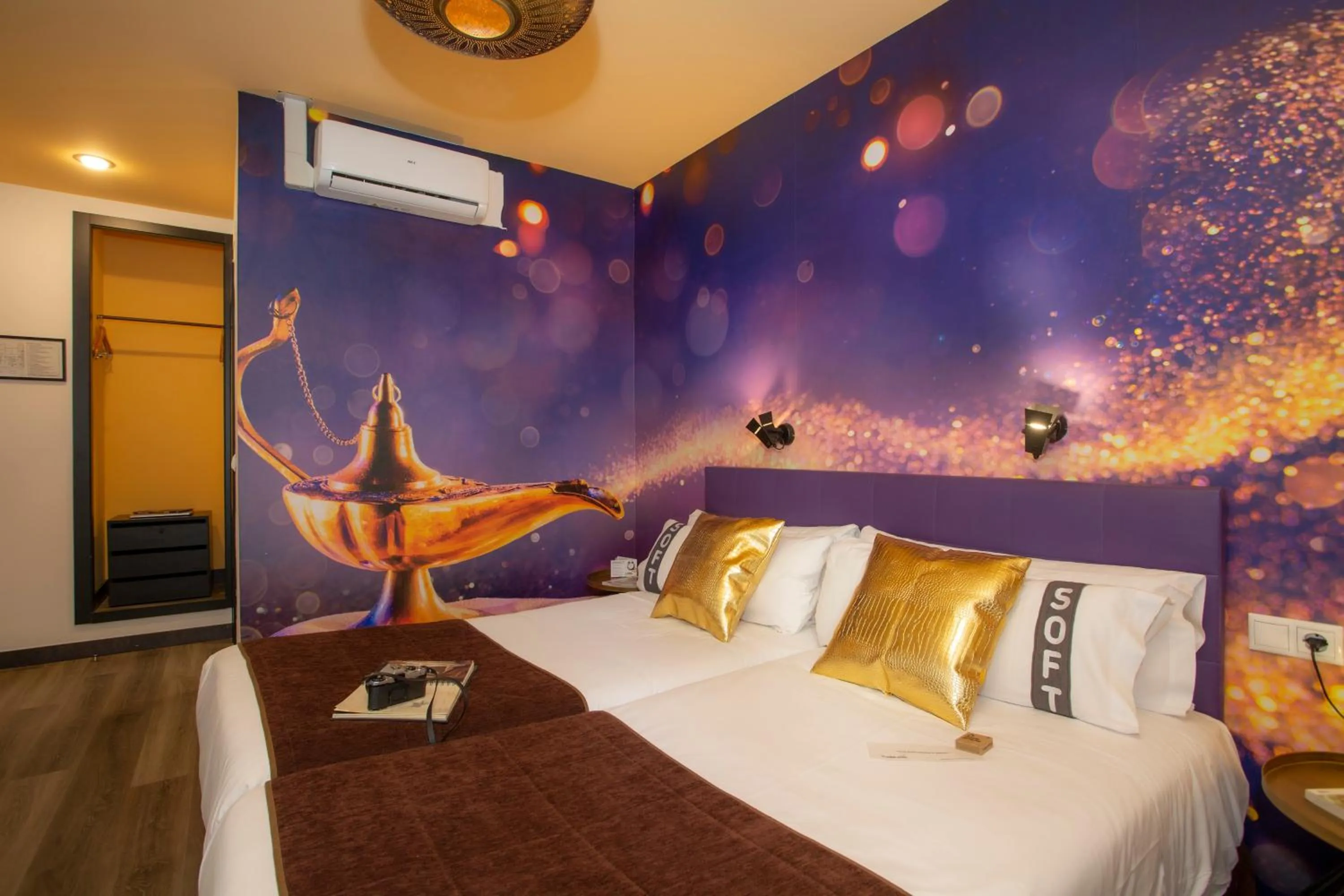 Bedroom, Bed in Casual del Cine Valencia