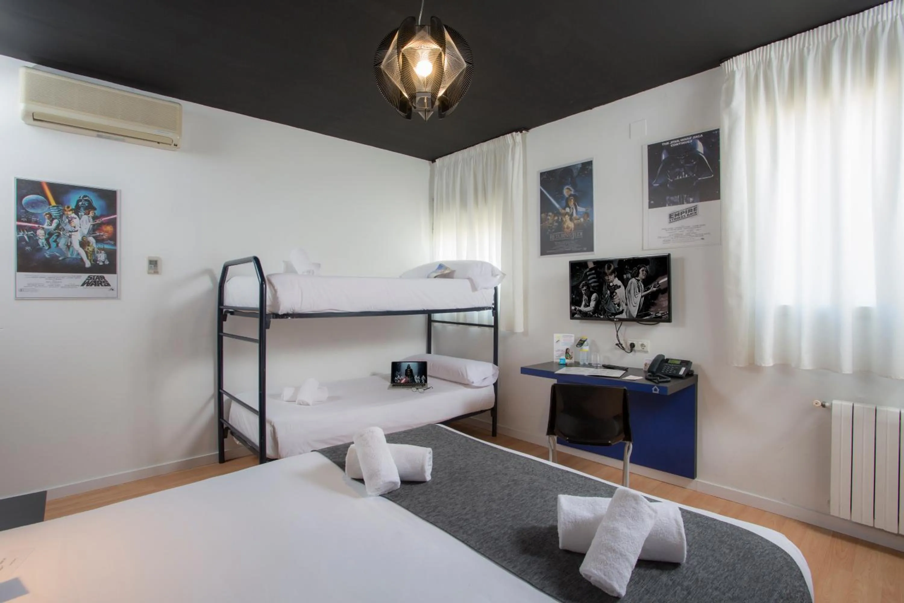 Photo of the whole room, Bed in Casual del Cine Valencia