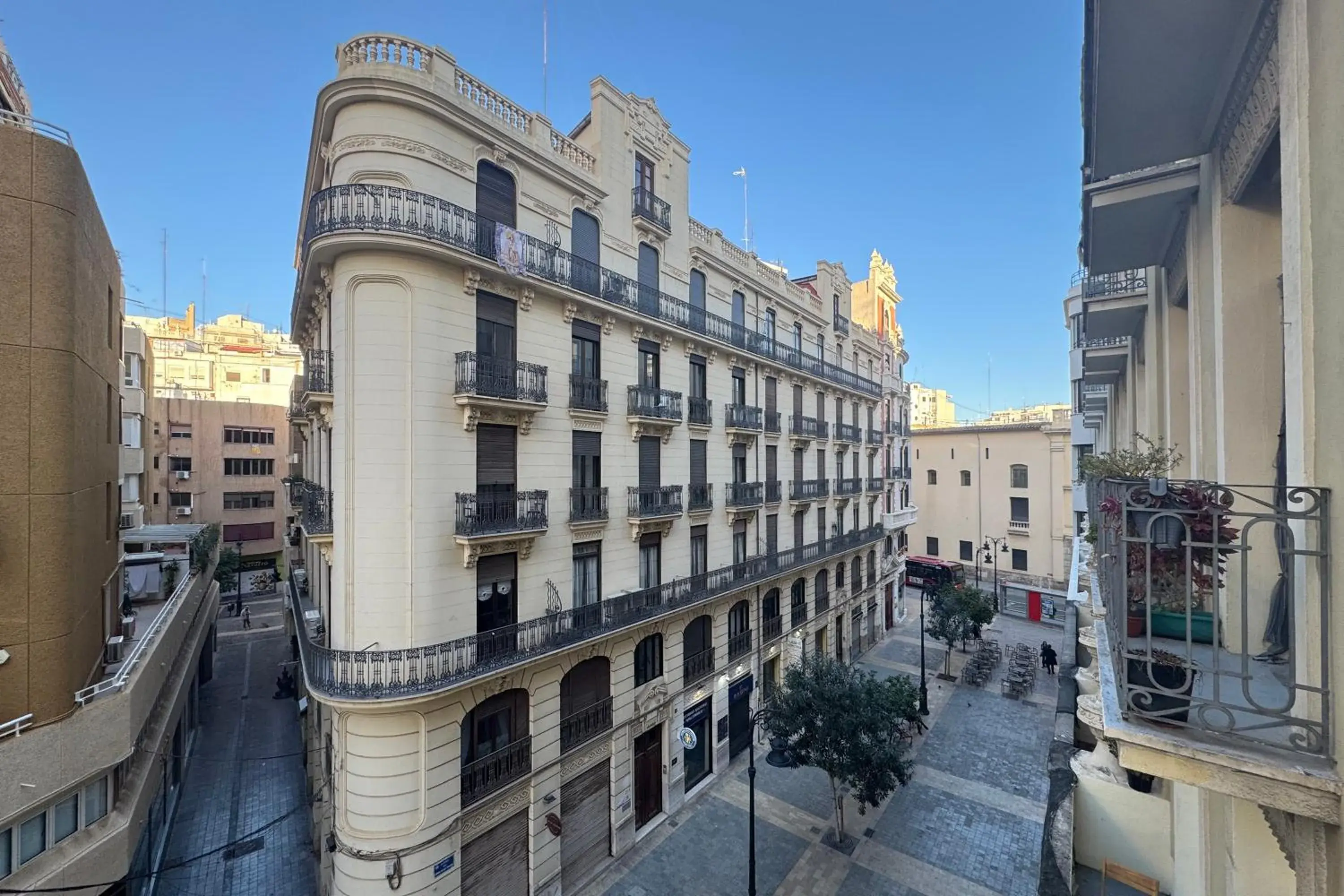 Property building in Casual del Cine Valencia Property building in Casual del Cine Valencia