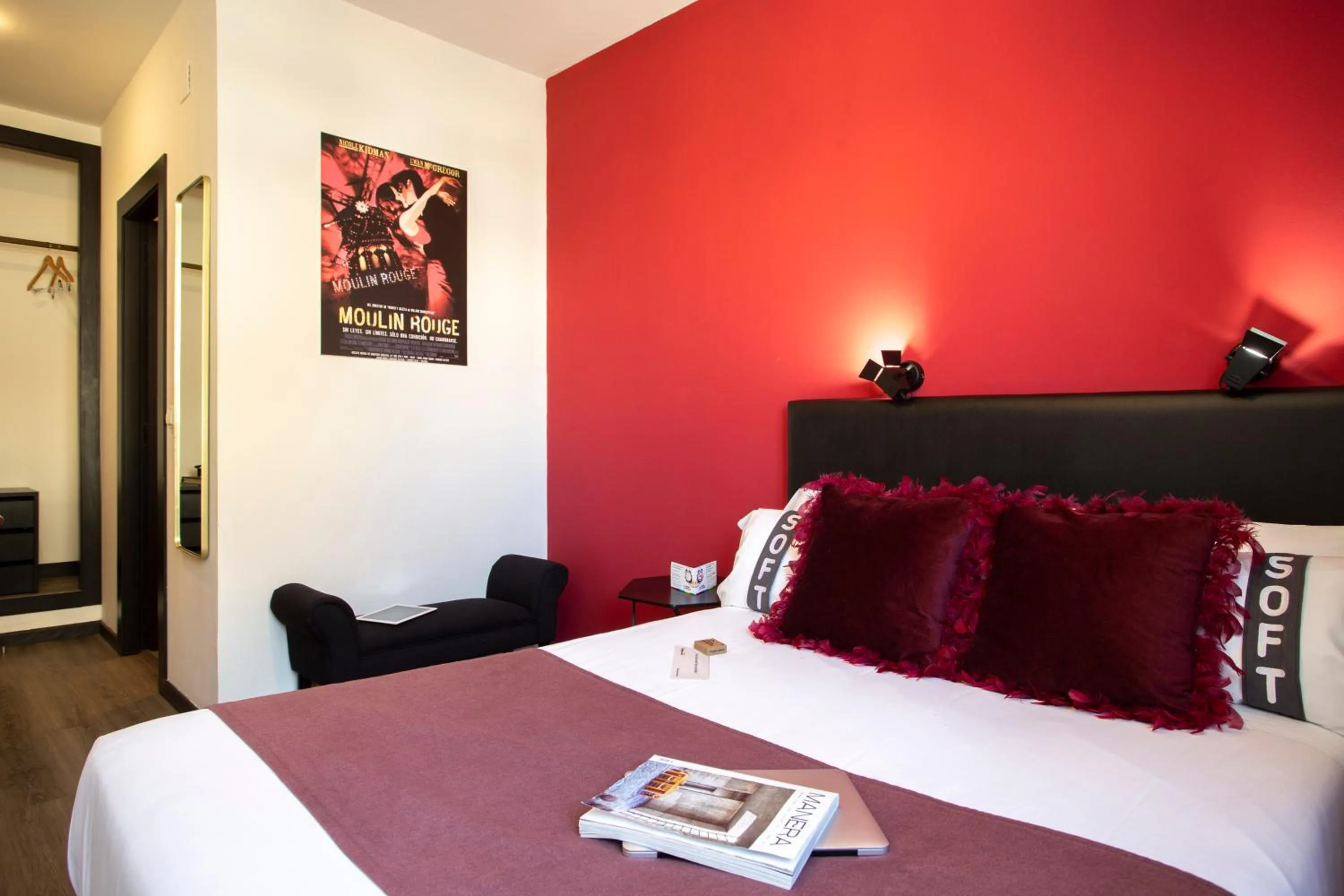 Bedroom, Bed in Casual del Cine Valencia