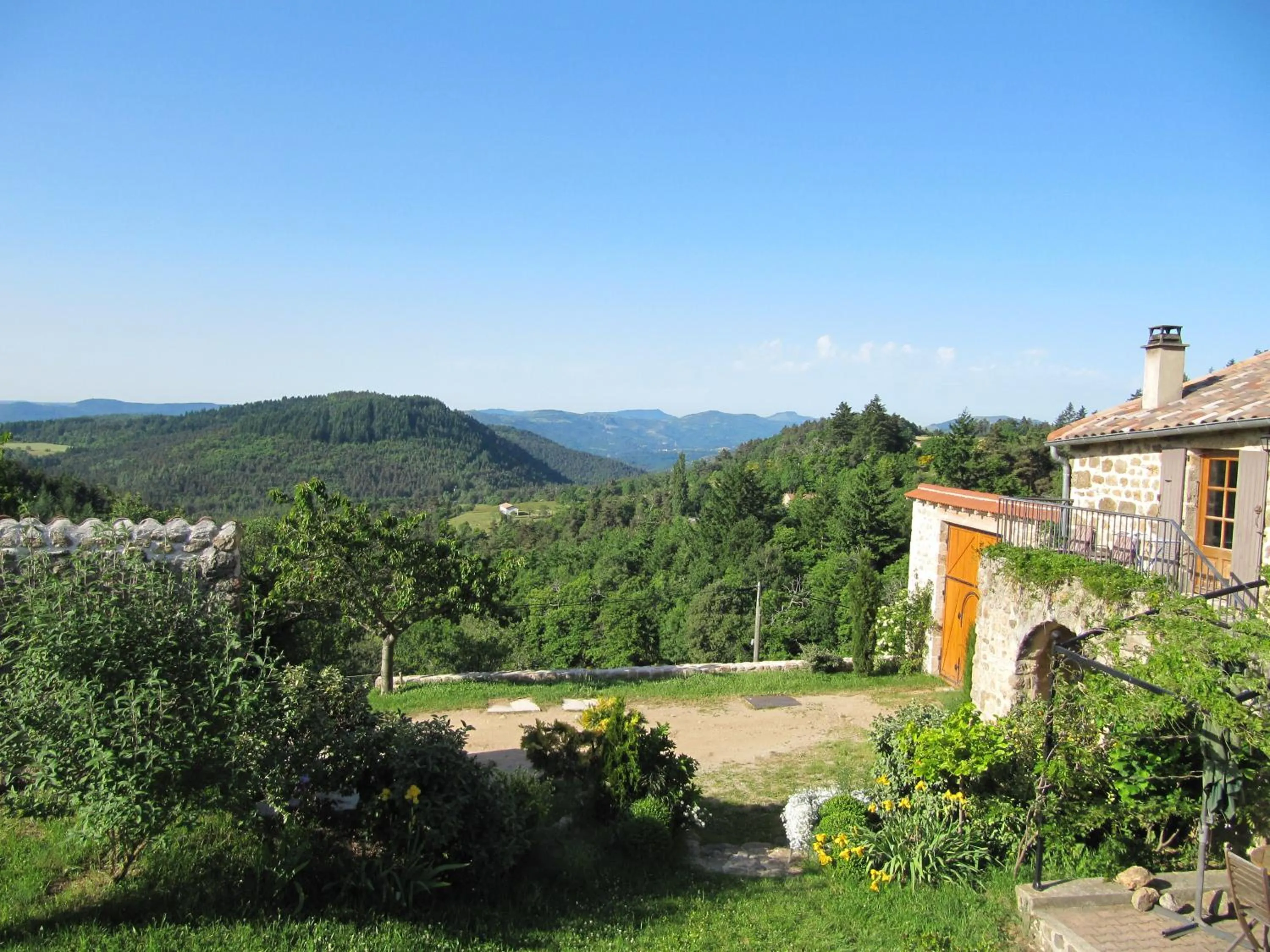 Garden view in Le Petit Rias Gîte Soleil