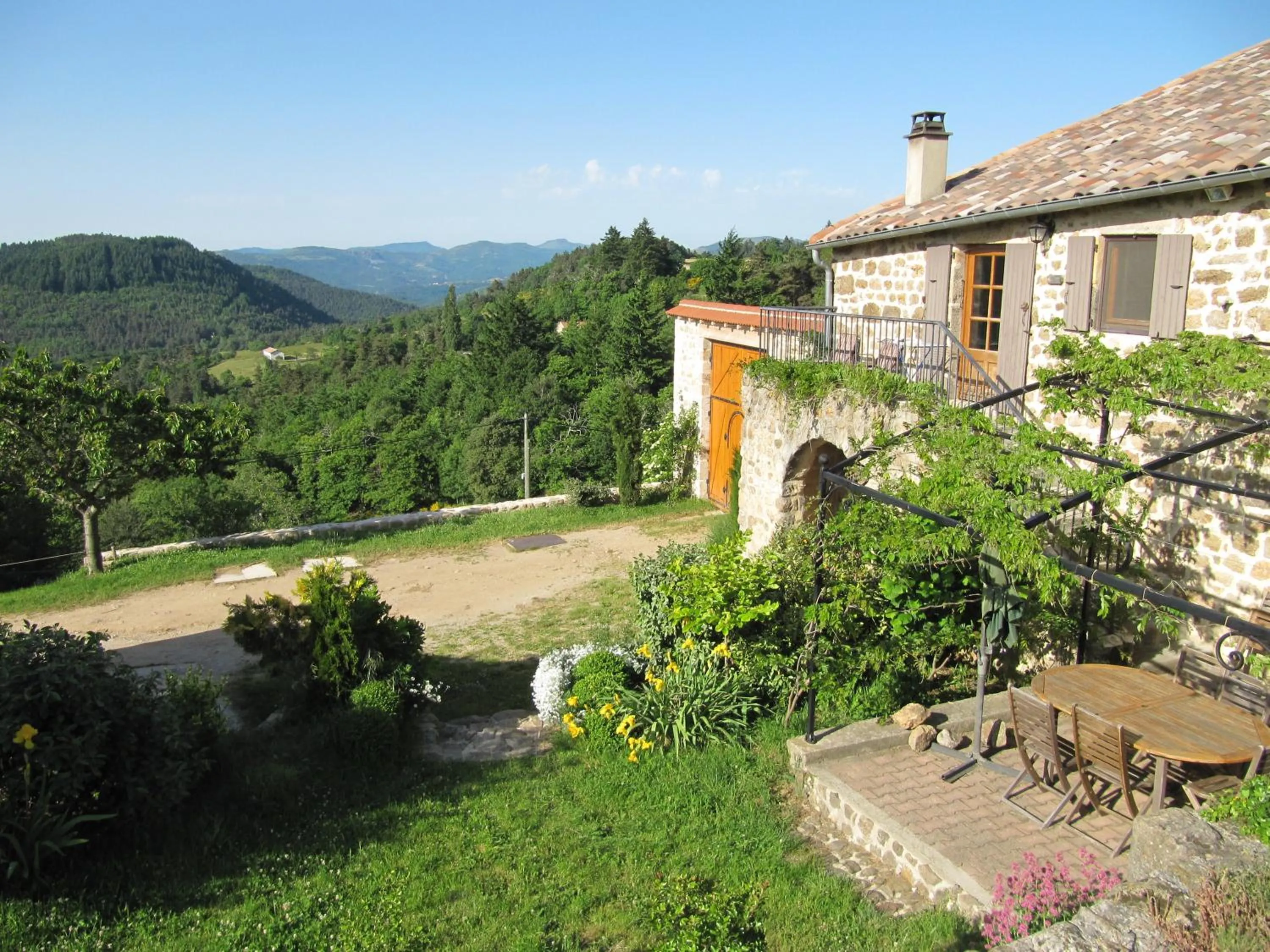 Facade/entrance in Le Petit Rias Gîte Soleil