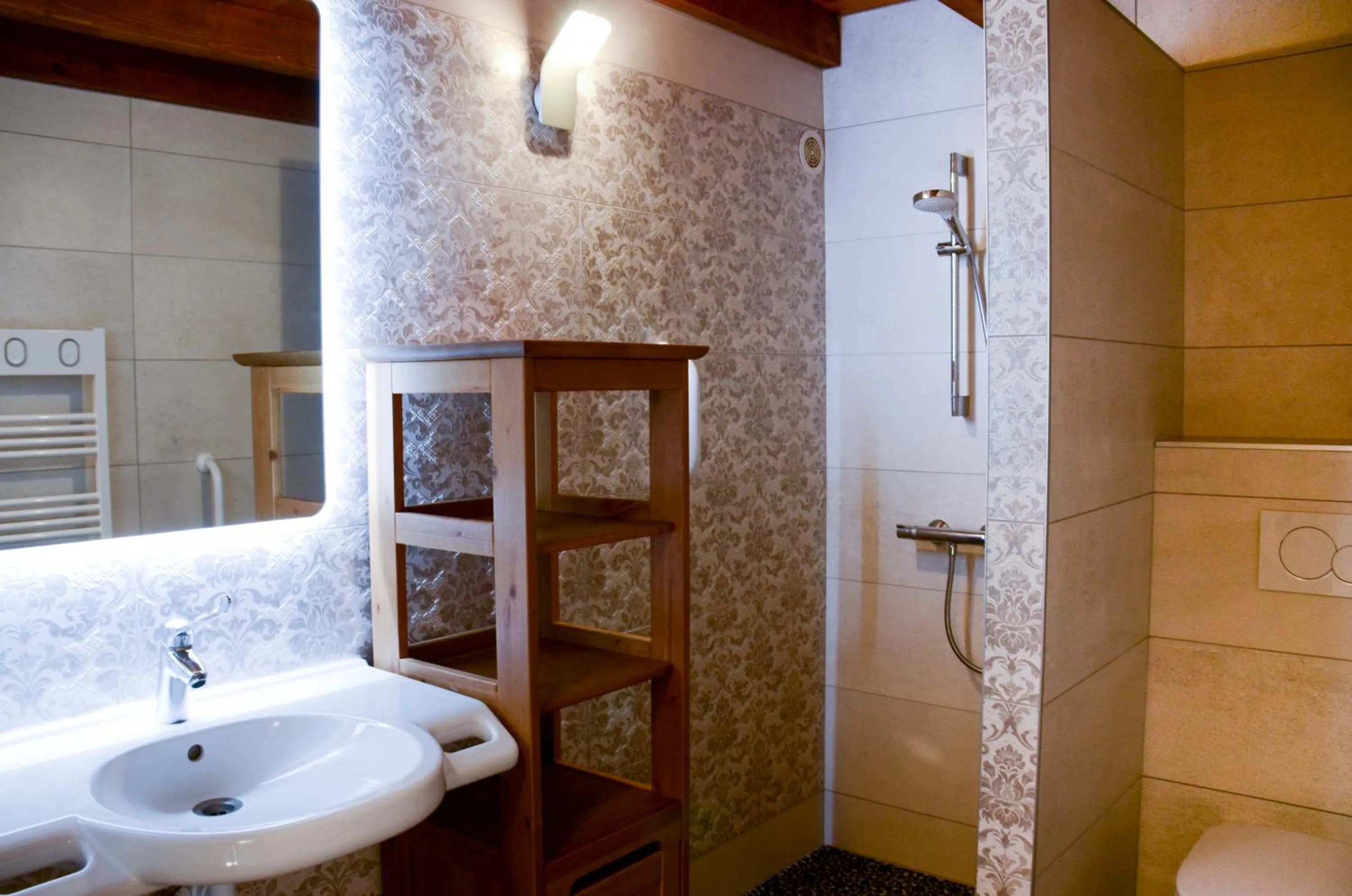 Shower in Le Petit Rias Gîte Soleil