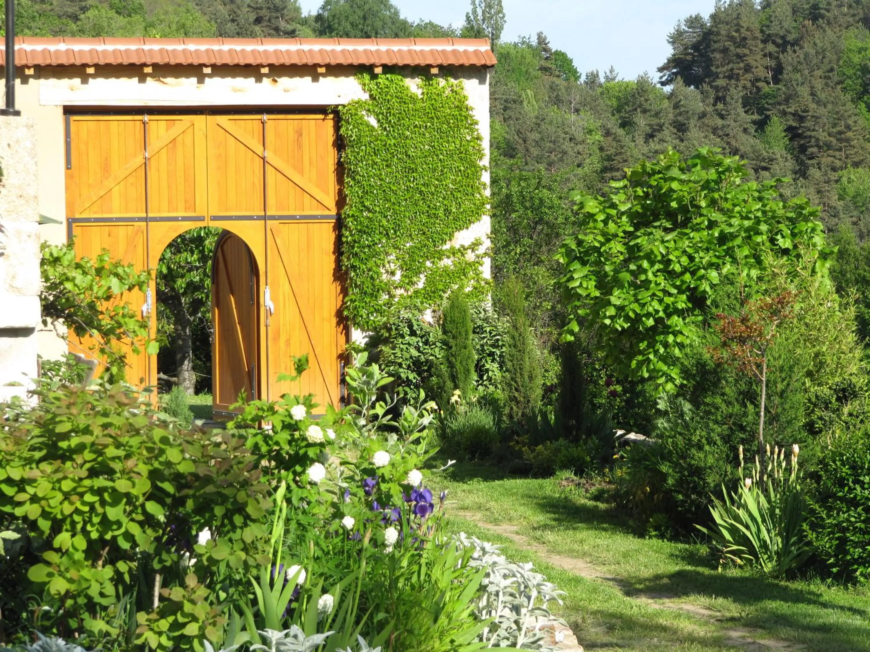 Garden view in Le Petit Rias Gîte Soleil