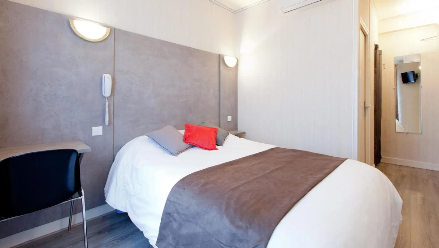 Bed in Panam Hotel PARIS GAMBETTA- Place Gambetta-Mairie du 20 emme