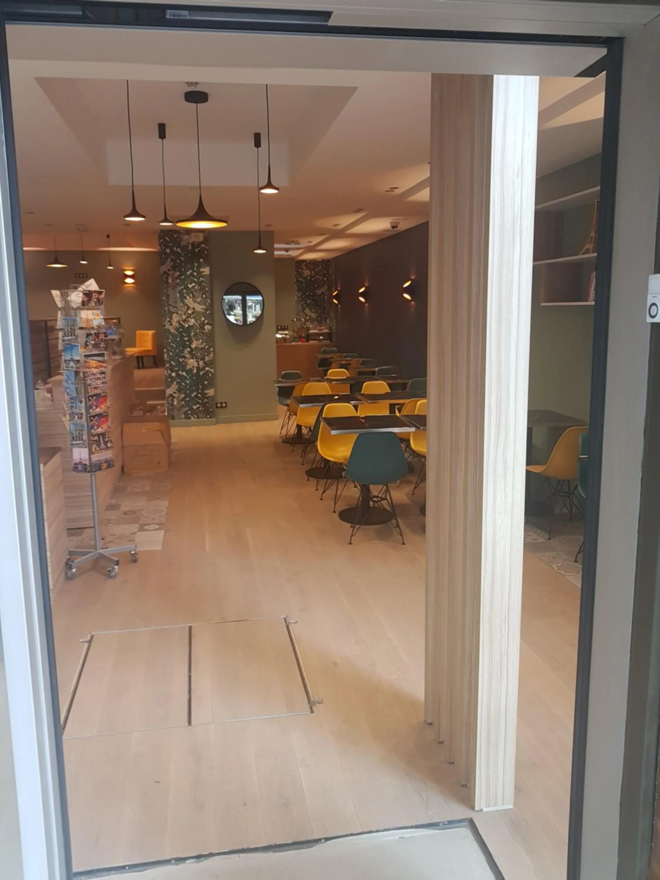 Lobby or reception in Panam Hotel PARIS GAMBETTA- Place Gambetta-Mairie du 20 emme