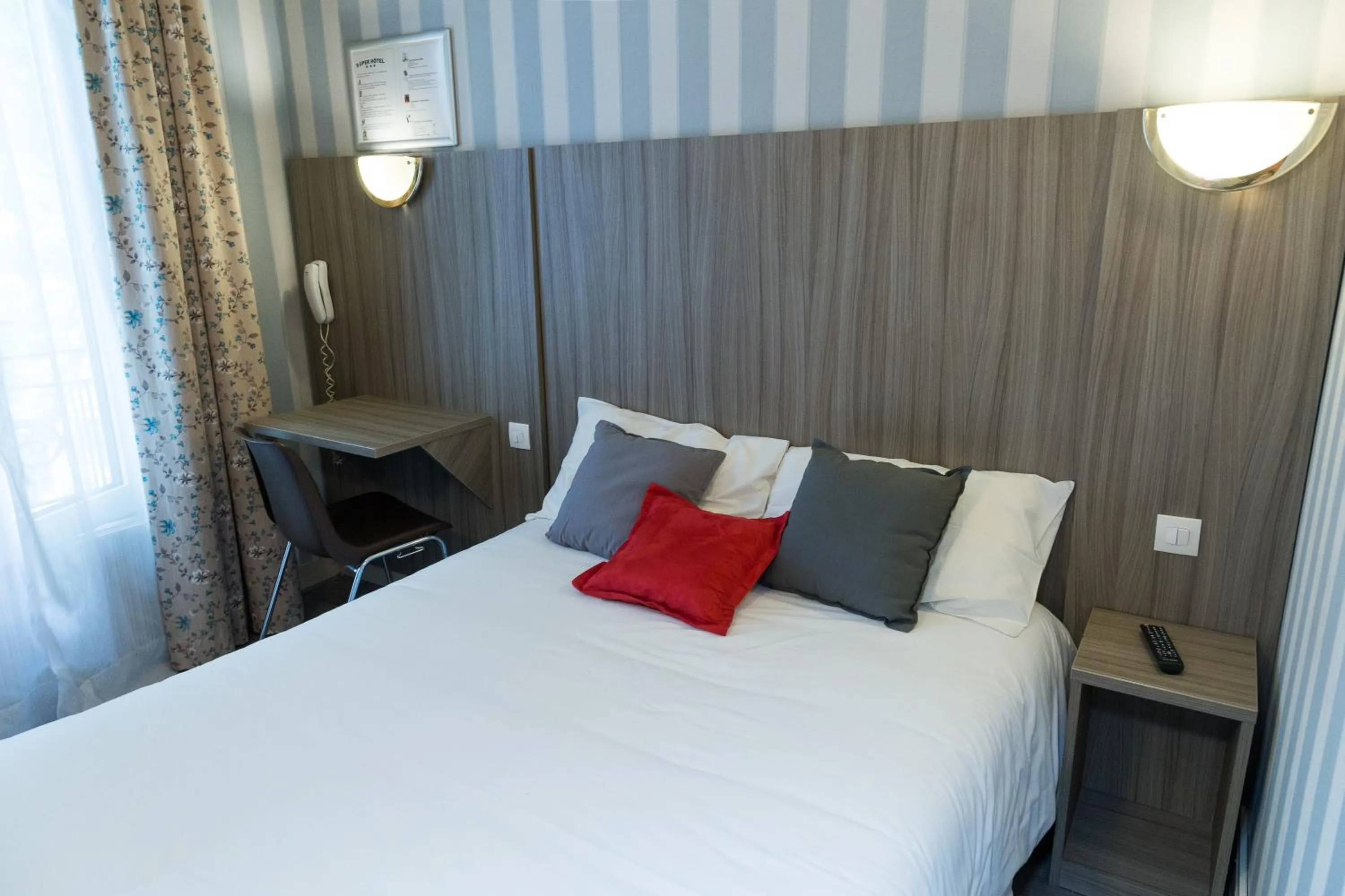 Bed in Panam Hotel PARIS GAMBETTA- Place Gambetta-Mairie du 20 emme