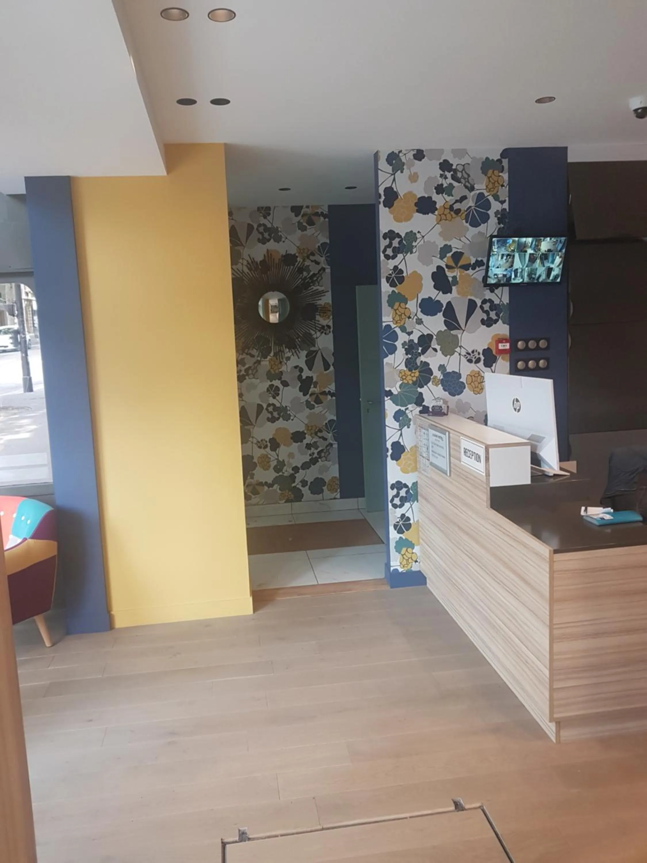 Lobby or reception in Panam Hotel PARIS GAMBETTA- Place Gambetta-Mairie du 20 emme