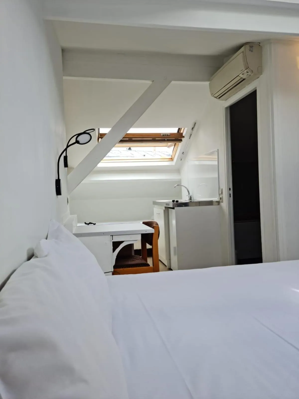 Bed in Panam Hotel PARIS GAMBETTA- Place Gambetta-Mairie du 20 emme