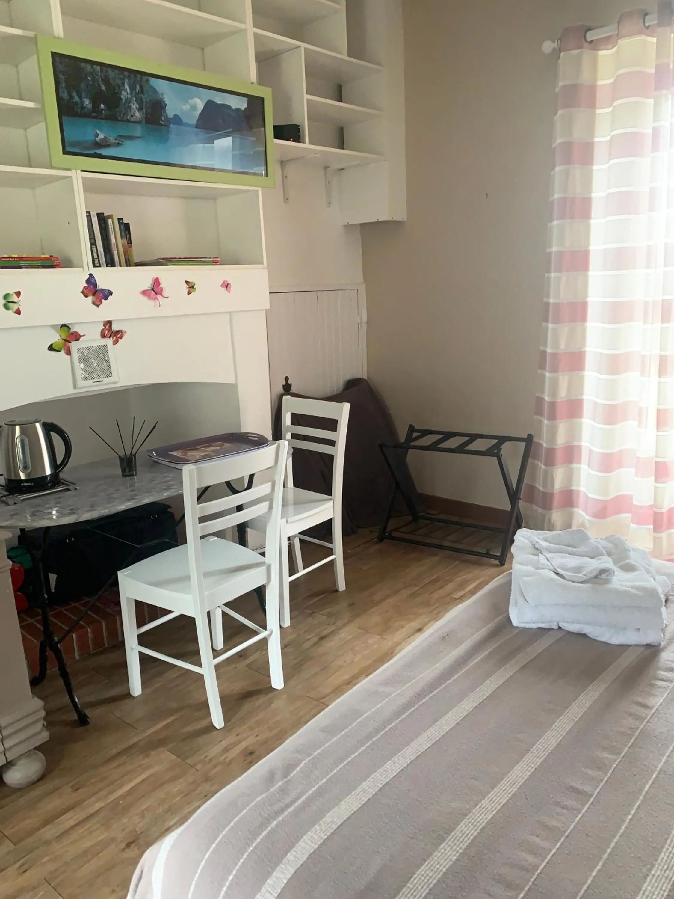 Dining area, Bed in La Costonnerie