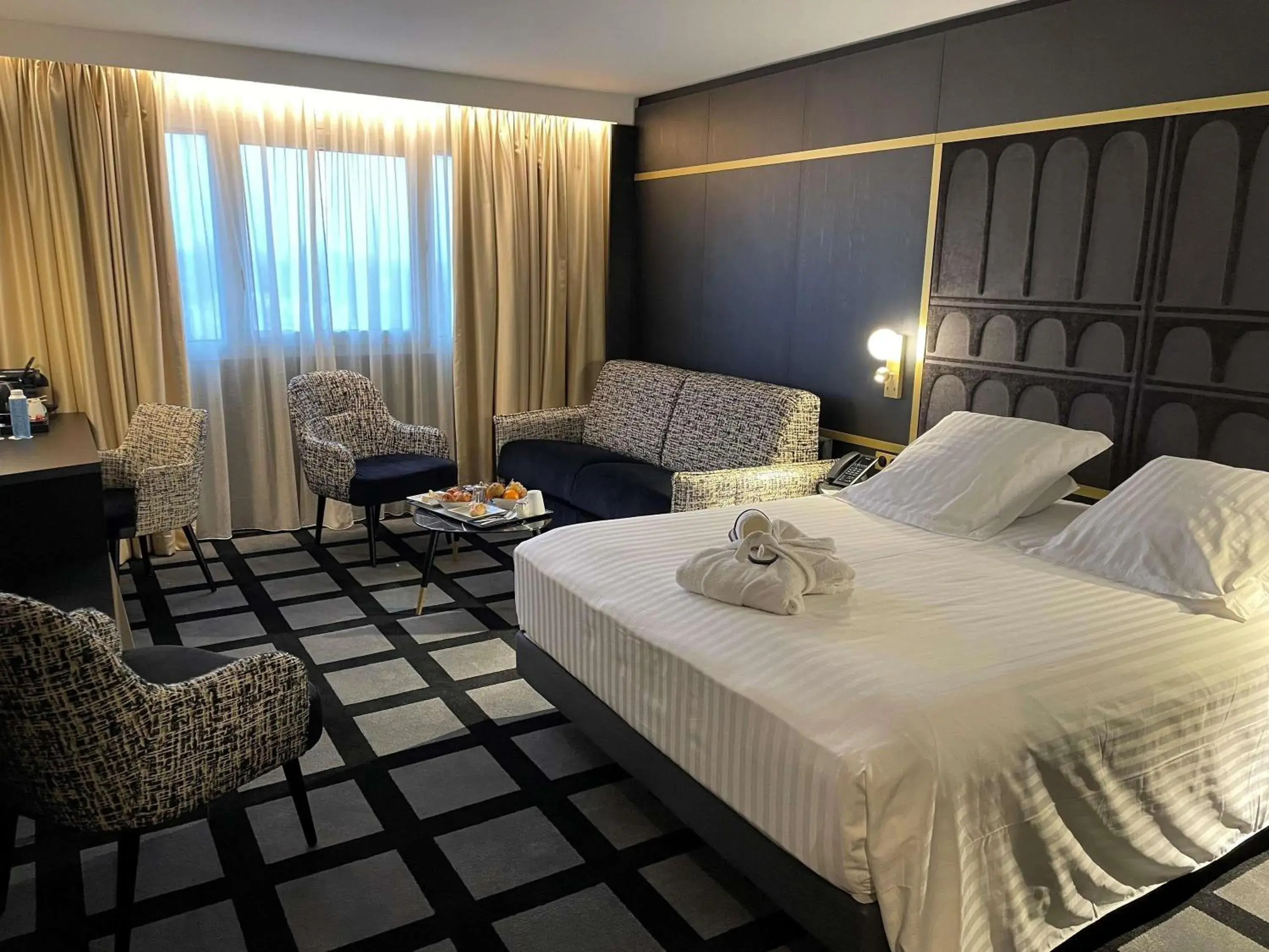 Bedroom, Bed in Mercure Orléans Centre Bords de Loire Bedroom, Bed in Mercure Orléans Centre Bords de Loire