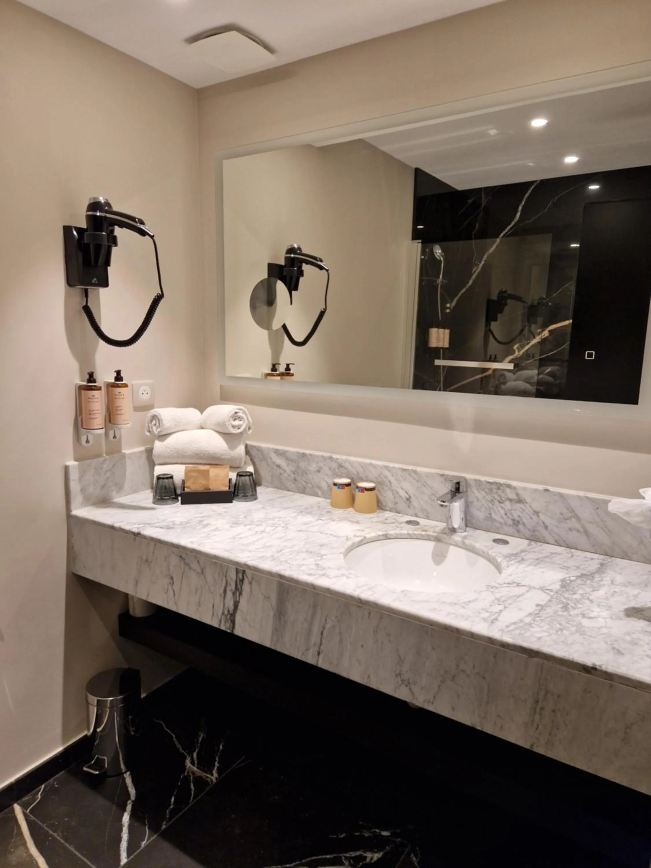 Bathroom in Mercure Orléans Centre Bords de Loire