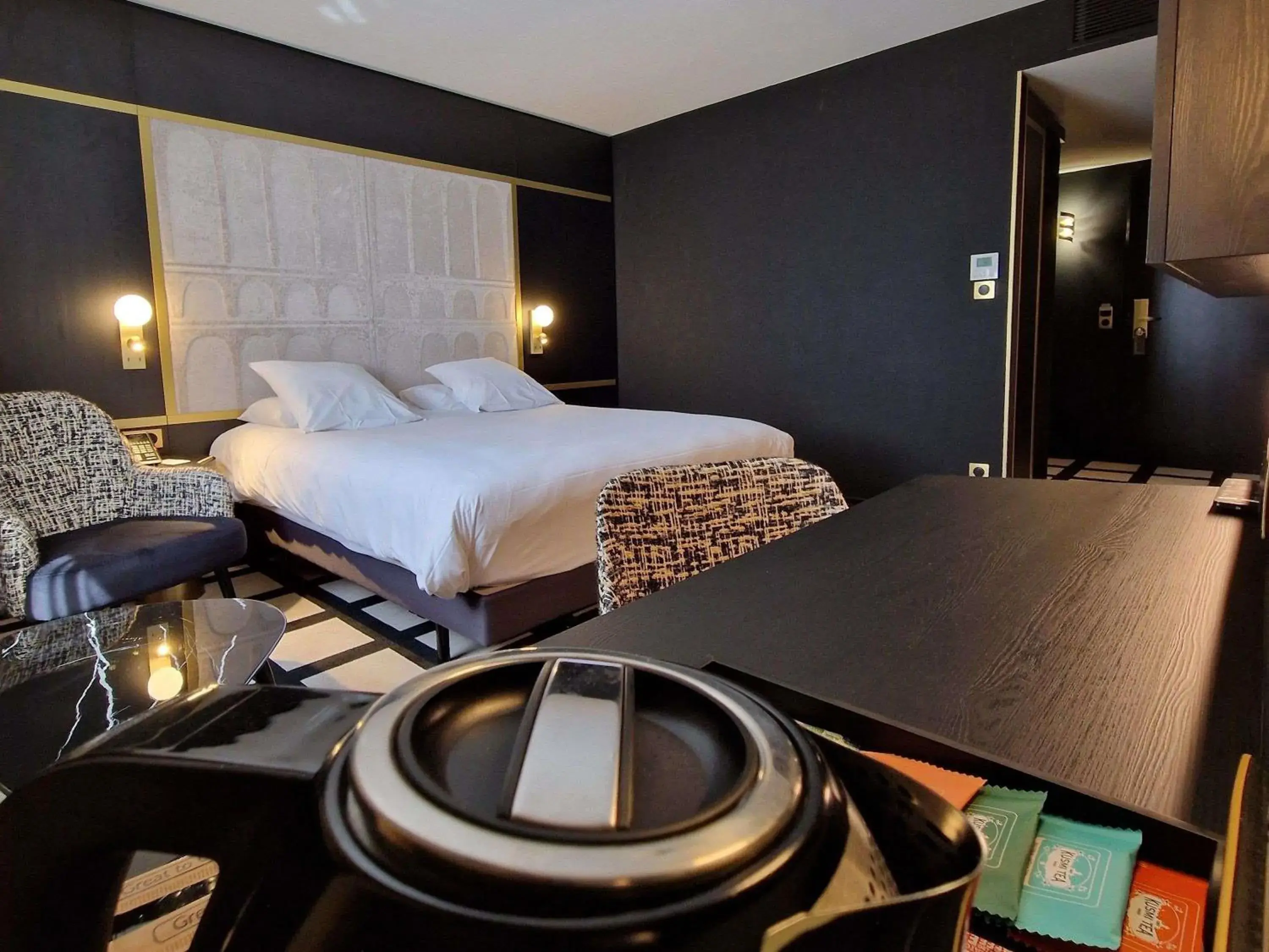 Bedroom, Bed in Mercure Orléans Centre Bords de Loire Bedroom, Bed in Mercure Orléans Centre Bords de Loire