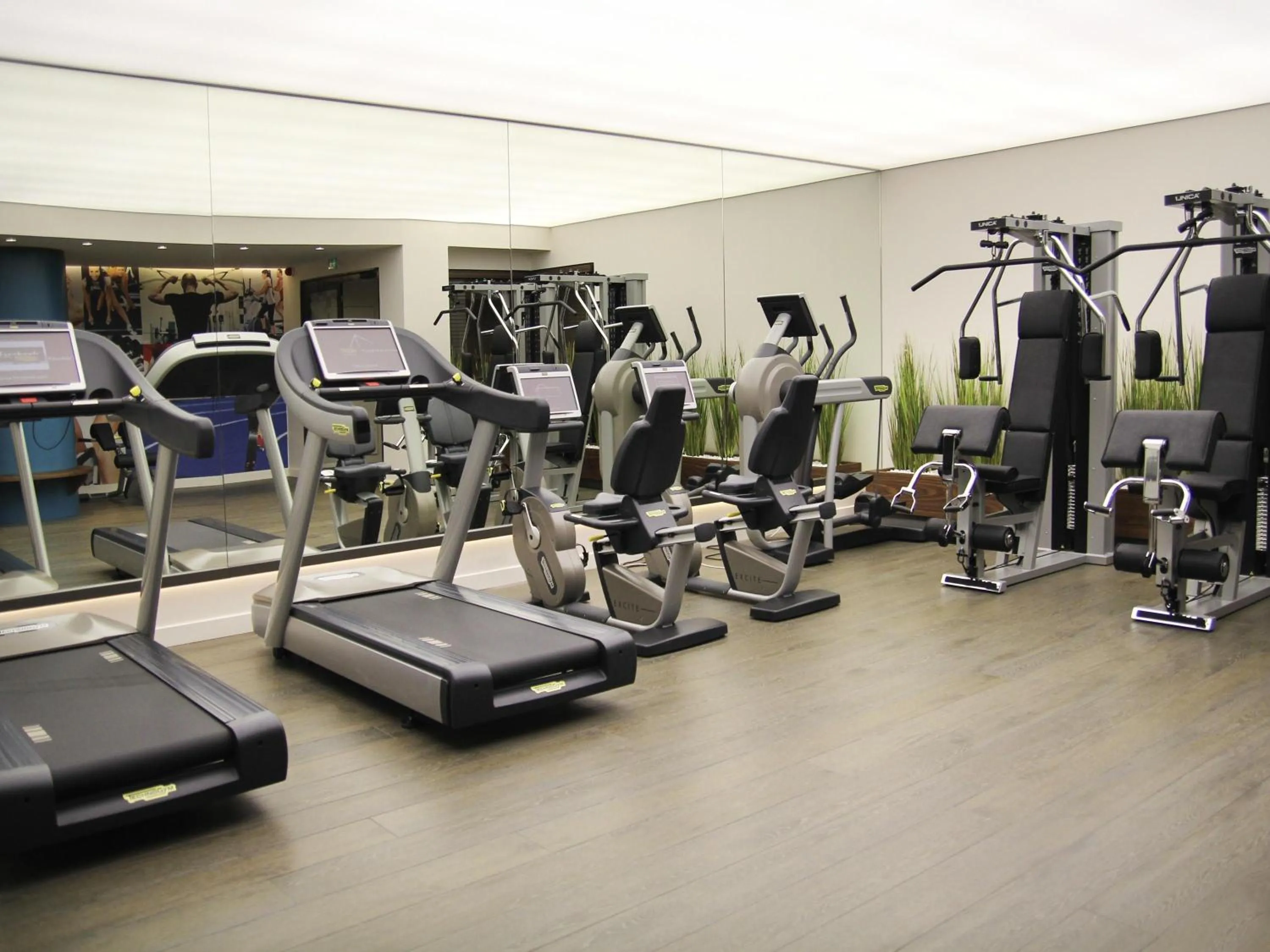 Fitness centre/facilities in Mercure Orléans Centre Bords de Loire