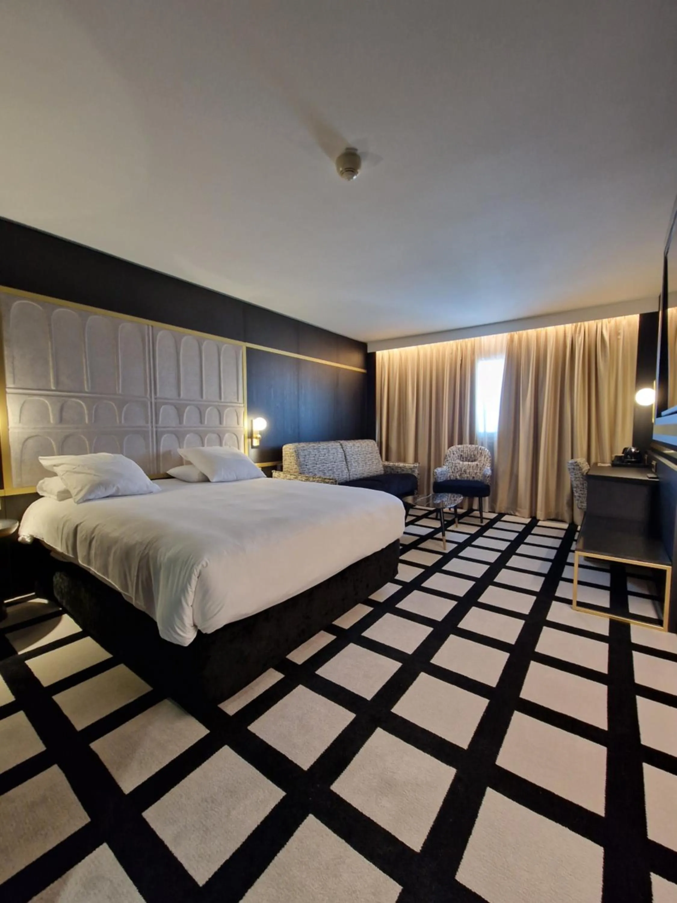 Bedroom, Bed in Mercure Orléans Centre Bords de Loire