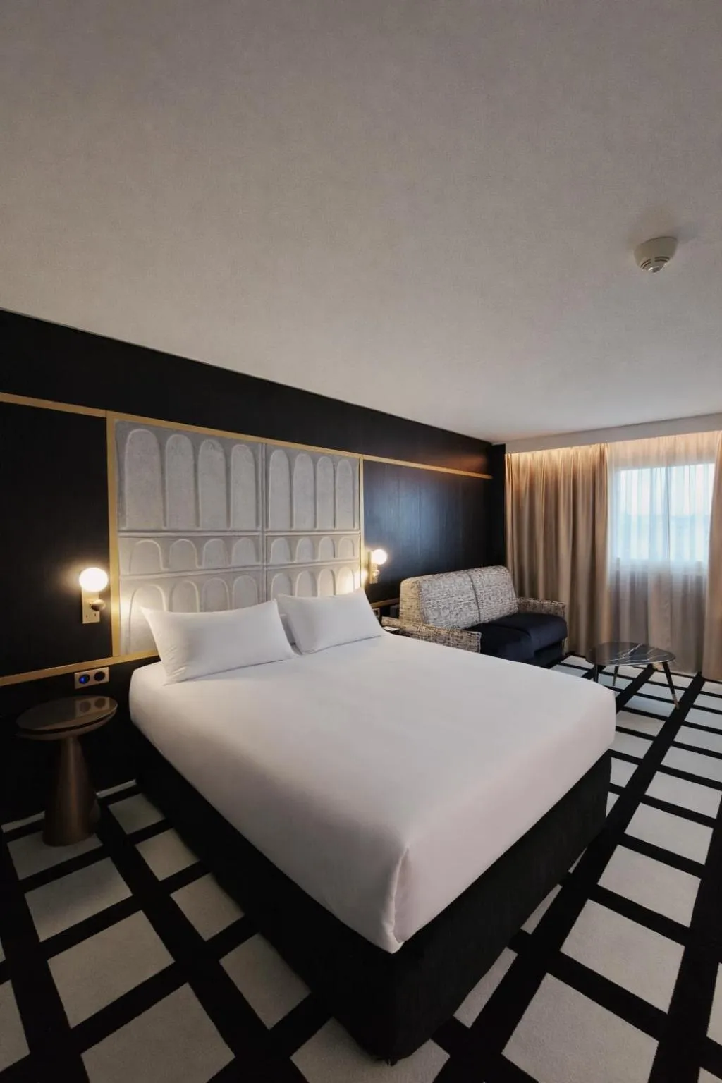 Bedroom, Bed in Mercure Orléans Centre Bords de Loire