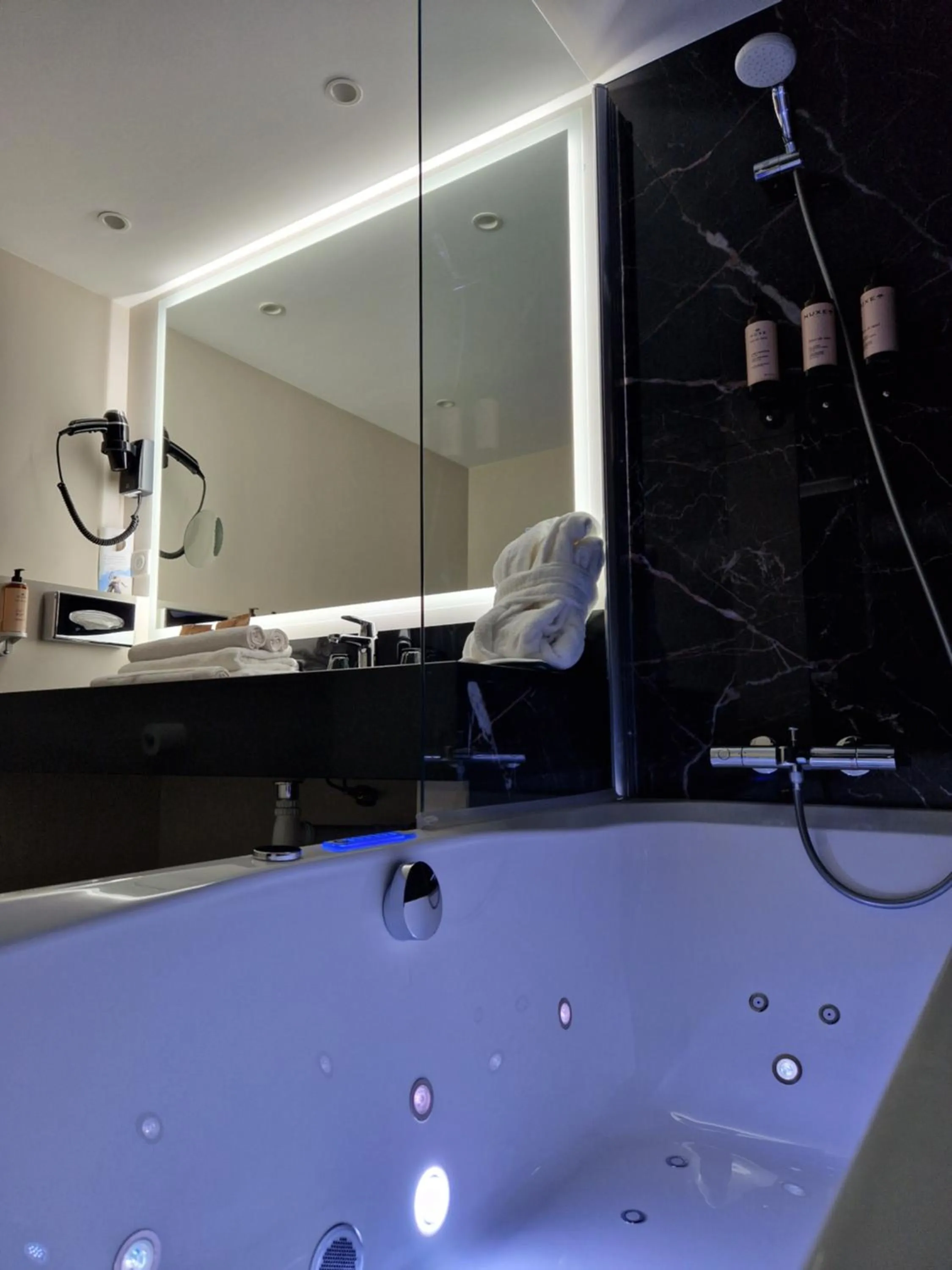 Bathroom in Mercure Orléans Centre Bords de Loire