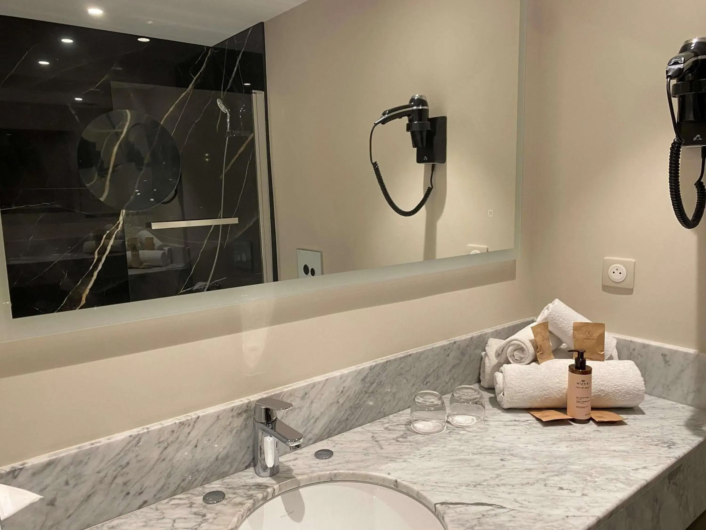 Bedroom in Mercure Orléans Centre Bords de Loire Bedroom in Mercure Orléans Centre Bords de Loire