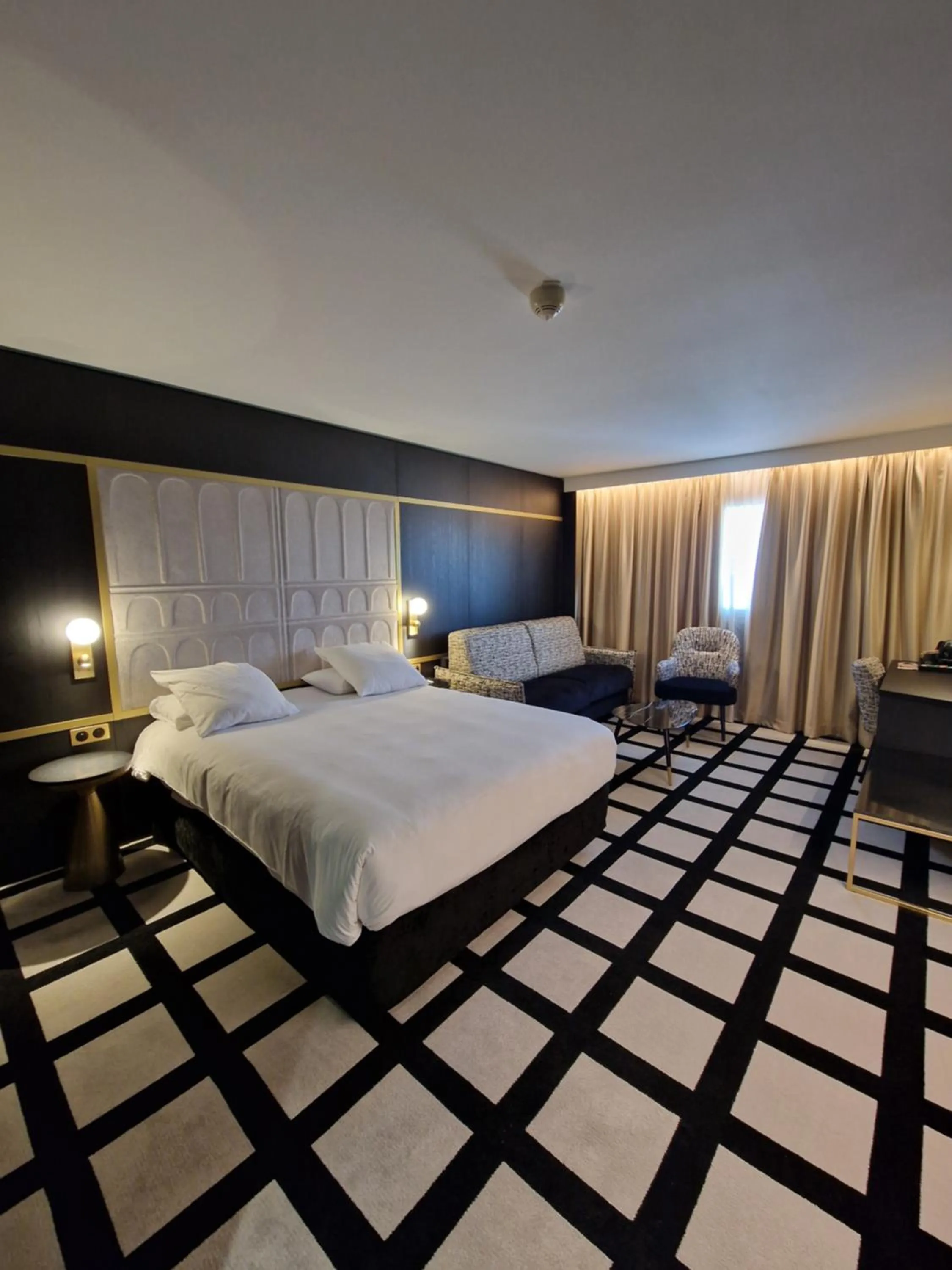 Bedroom, Bed in Mercure Orléans Centre Bords de Loire