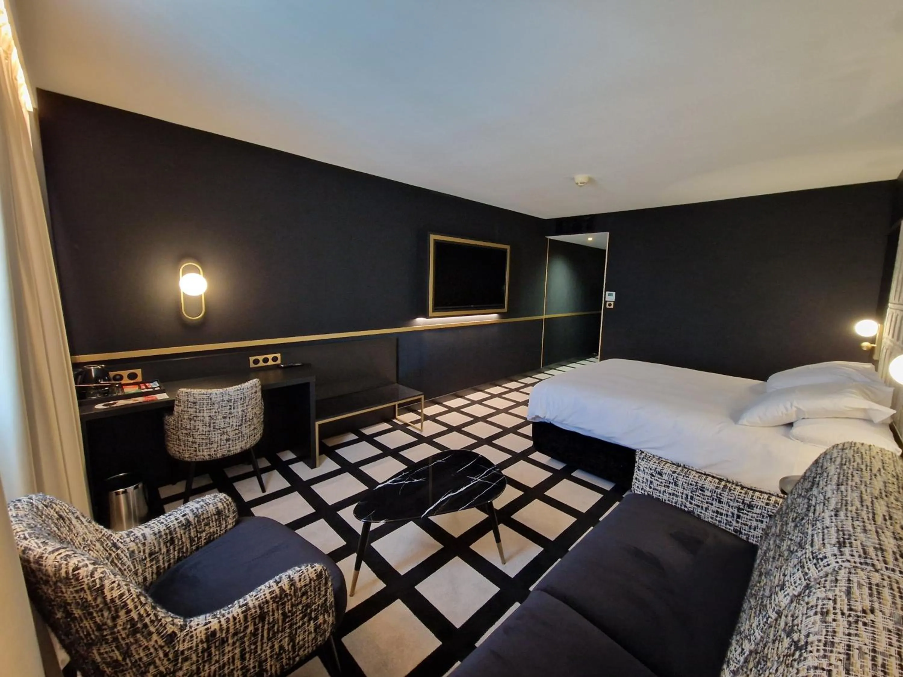 Bedroom, Bed in Mercure Orléans Centre Bords de Loire