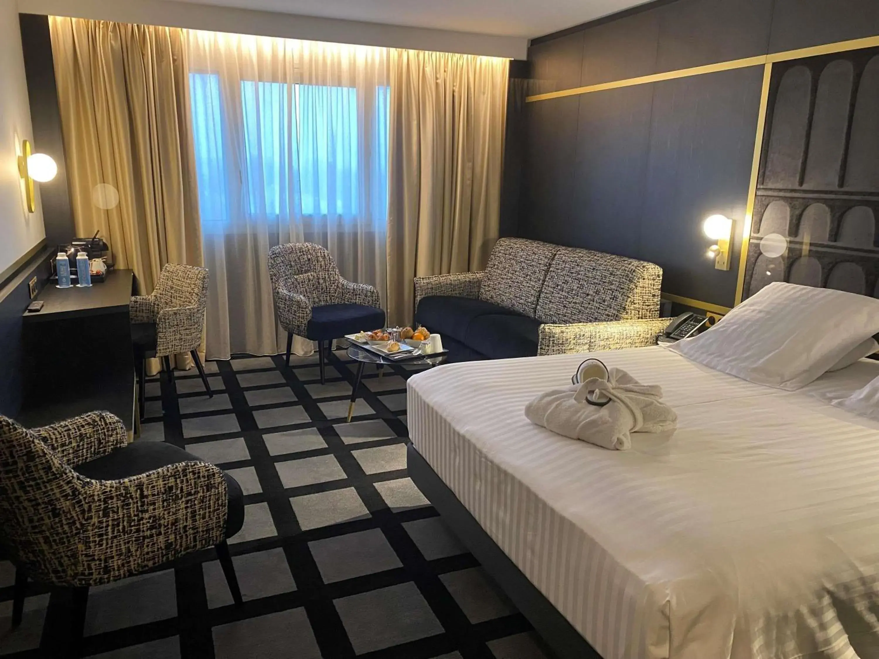 Property building, Bed in Mercure Orléans Centre Bords de Loire Property building, Bed in Mercure Orléans Centre Bords de Loire