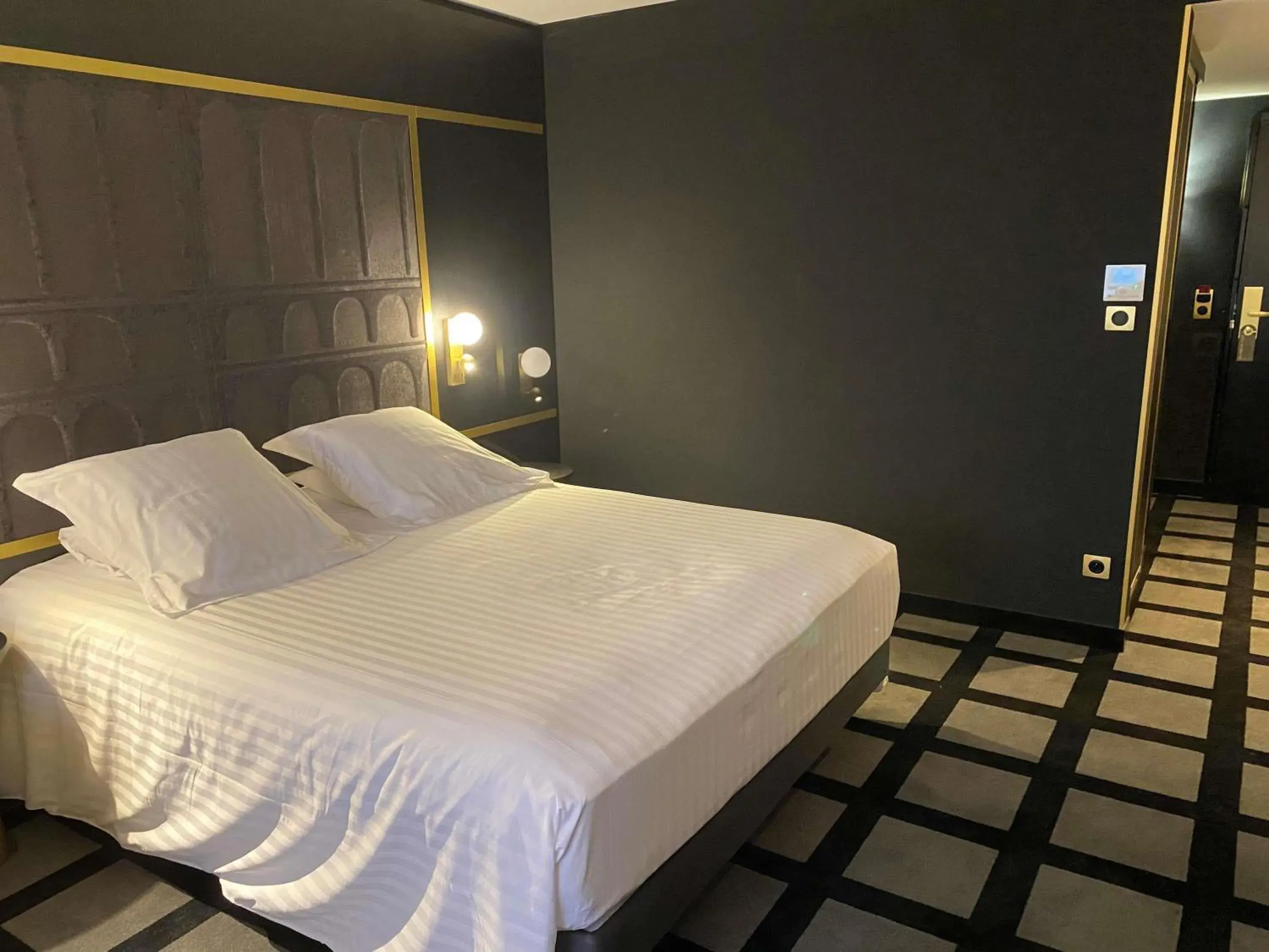 Bedroom, Bed in Mercure Orléans Centre Bords de Loire Bedroom, Bed in Mercure Orléans Centre Bords de Loire