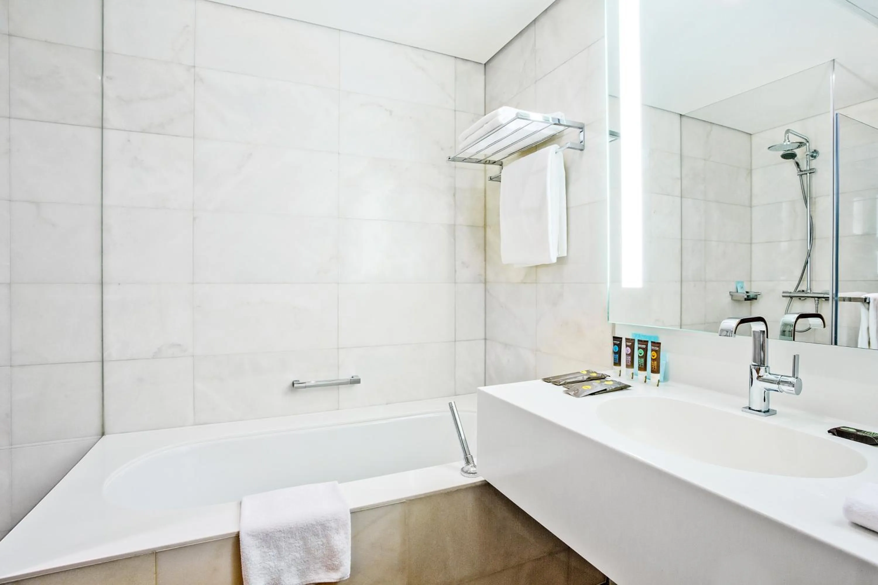 Shower in Novotel Abu Dhabi Al Bustan