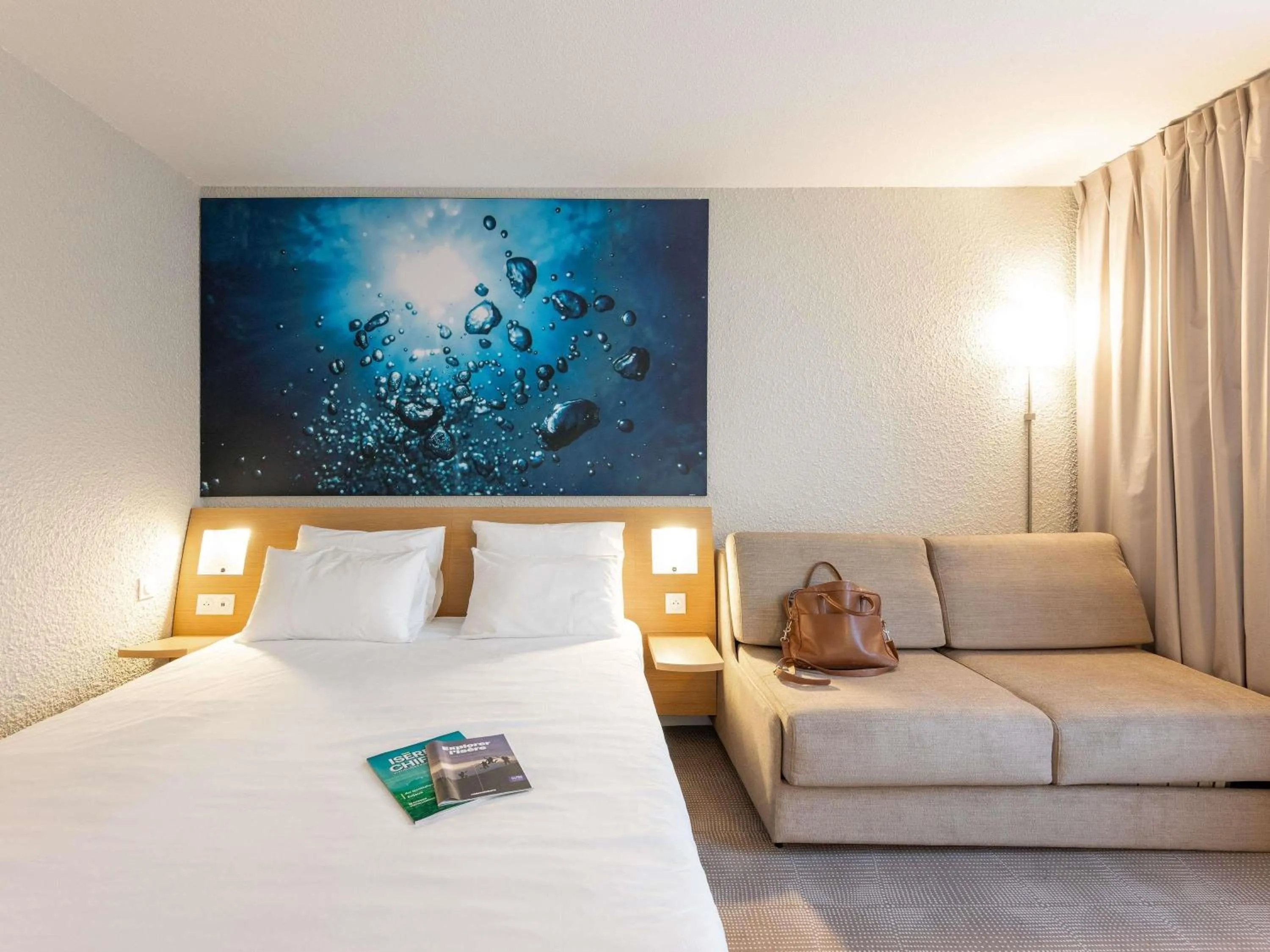 Bedroom, Bed in Novotel Grenoble Nord Voreppe